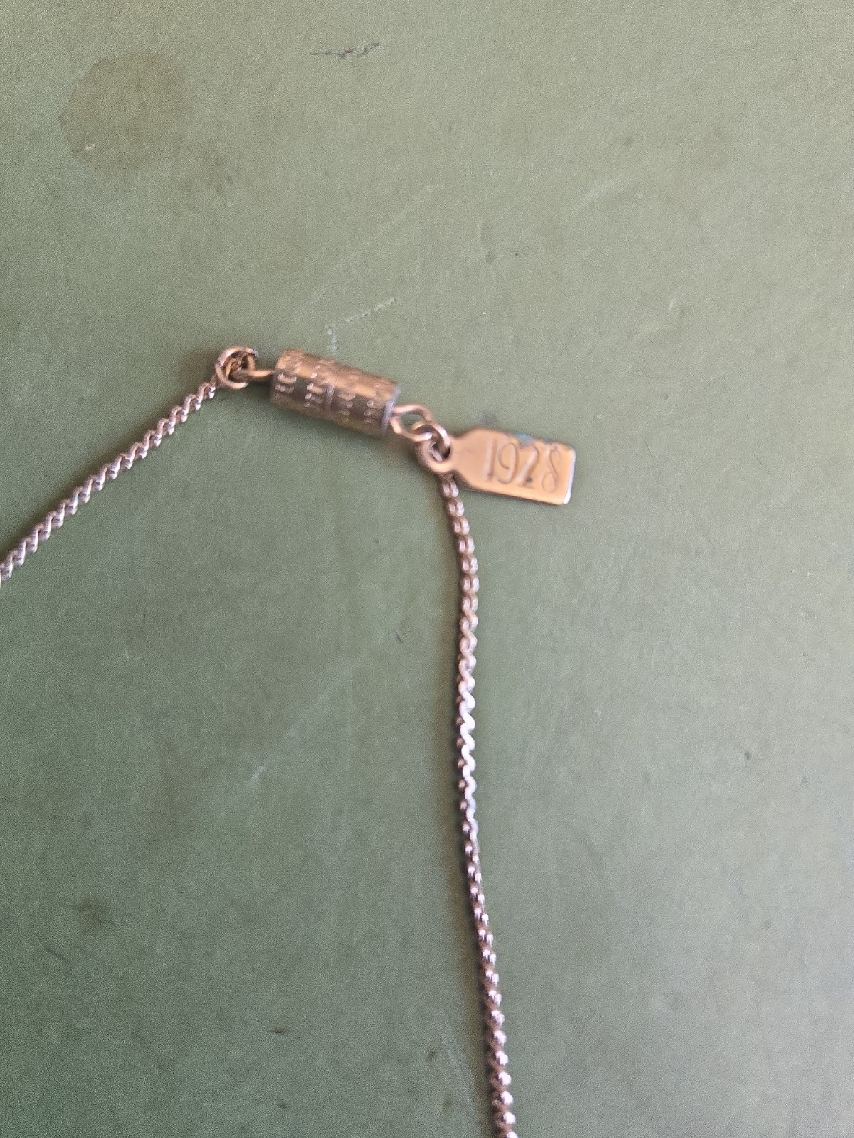 VTG “1928” Pendant & 18″ Chain Necklace Jewelry Flower Rose Gold & Silver Tone