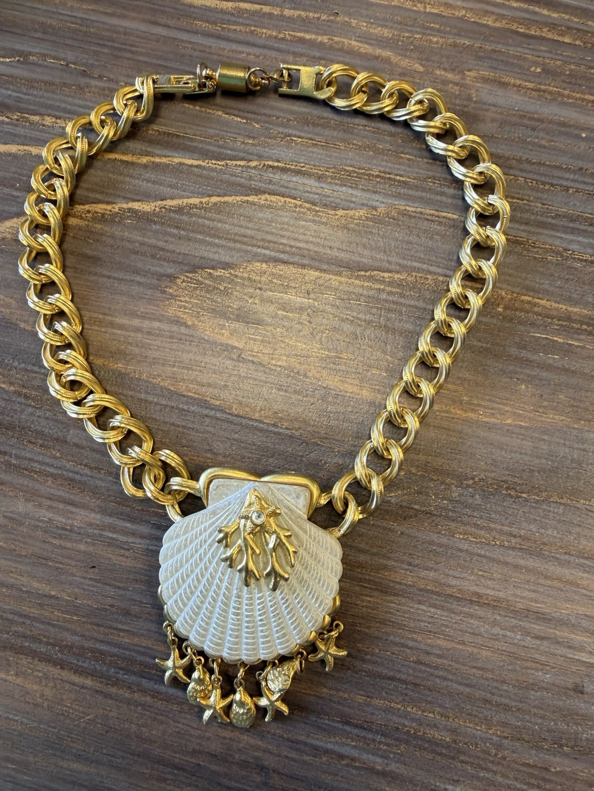 Vintage Signed CRAFT Gem-Craft Gold Tone Seashell Statement Necklace 10”