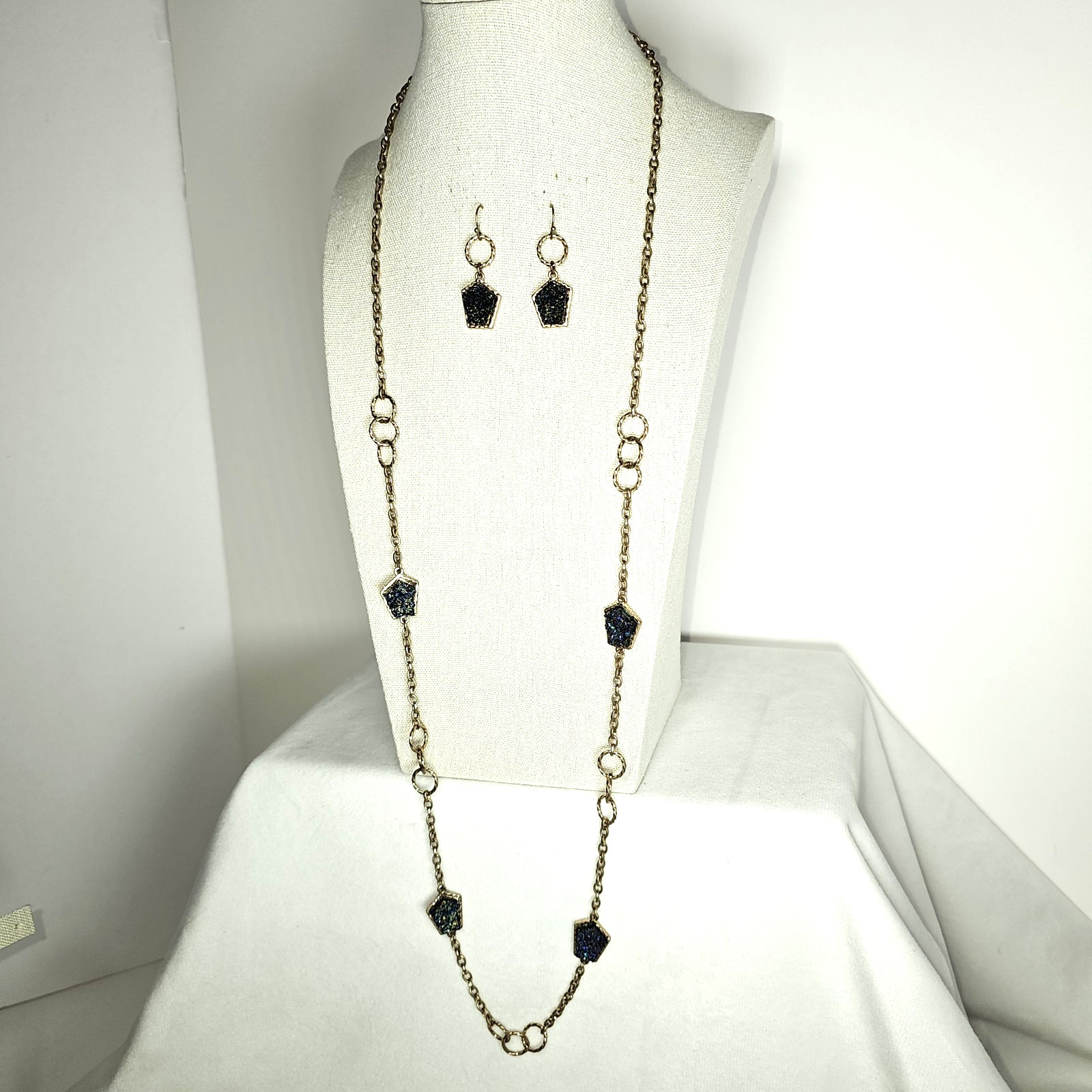 Charming Charlie BLUE DRUZY STONE NECKLACE 34″ Long Gold Tone MATCHING EARRINGS
