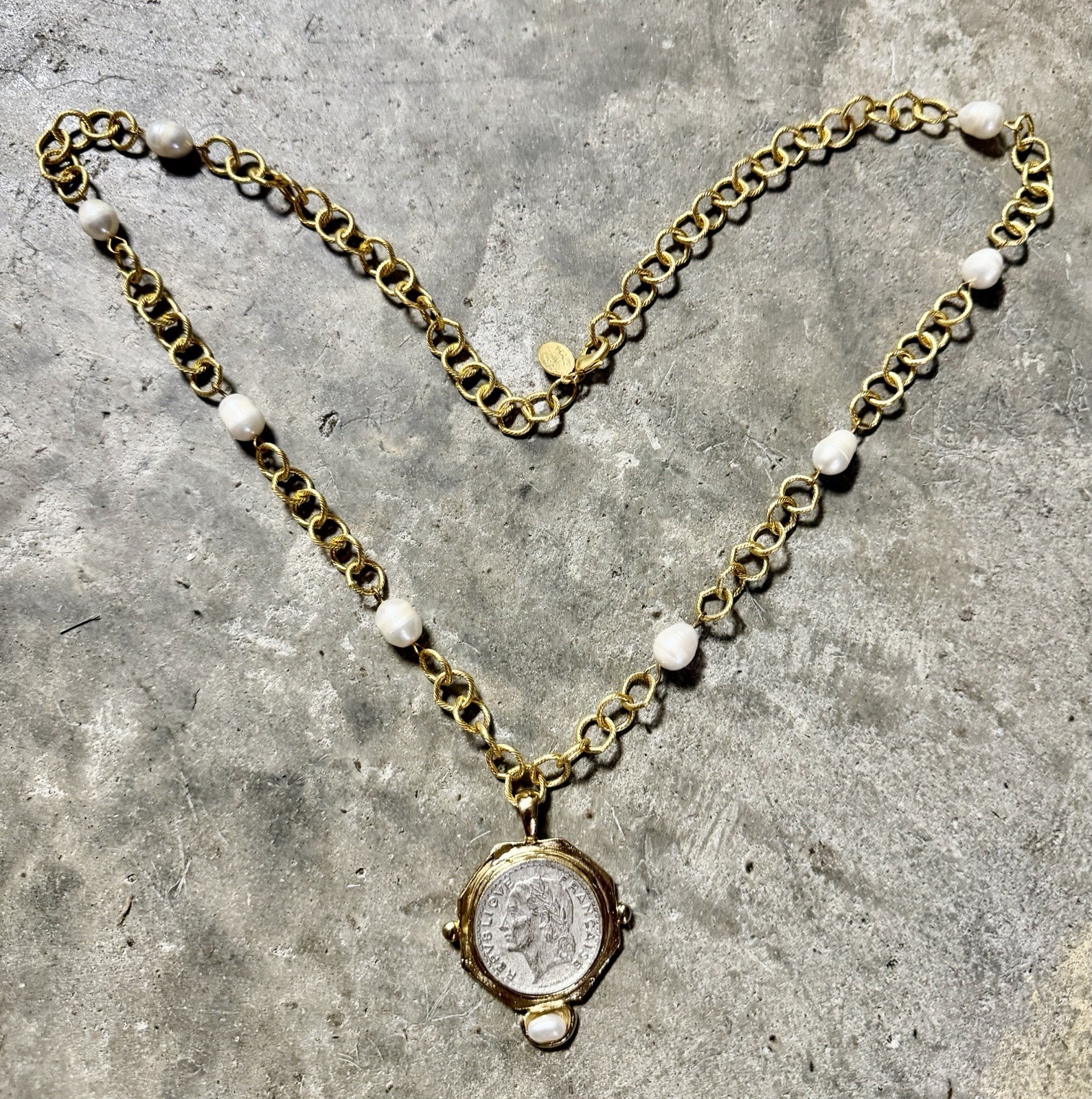 Susan Shaw Gold Tone Coin Pendant Necklace Freshwater Pearls Made in USA 16”