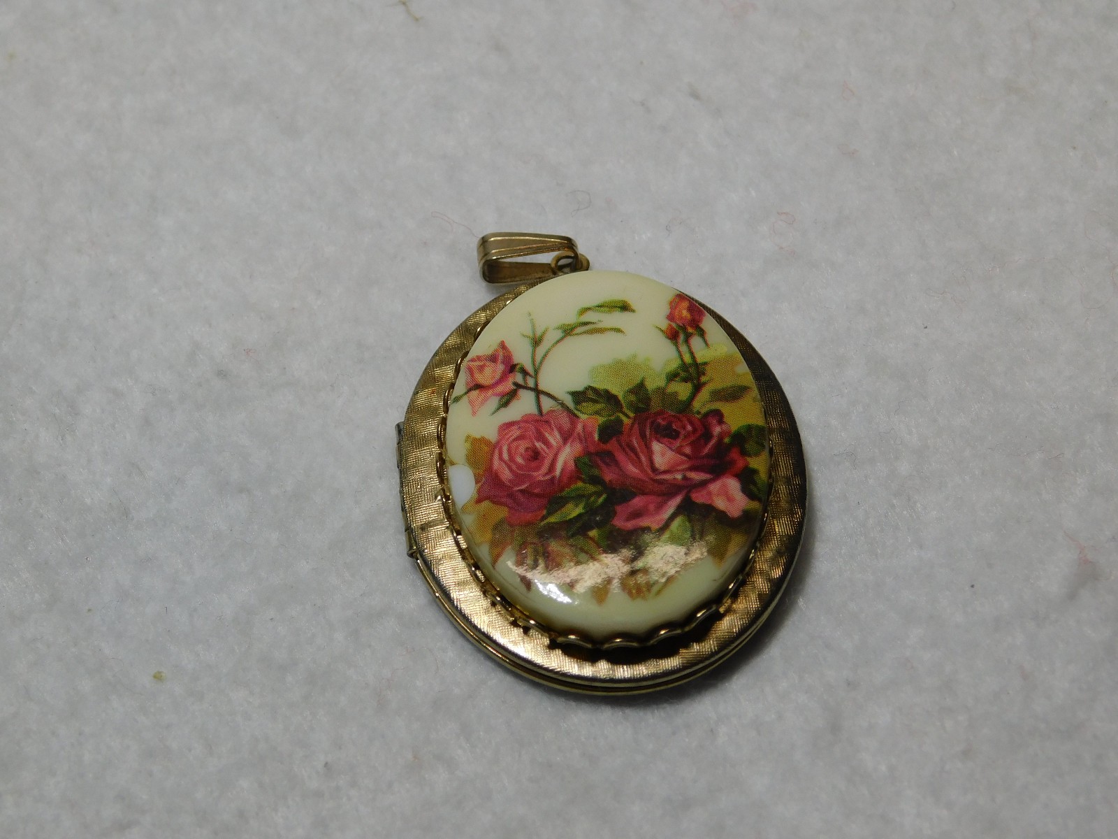 Vintage 1.5″ Rose Pattern Cameo Locket in Very Good Condition