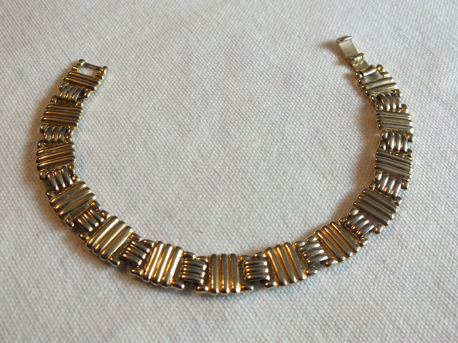 Beautiful Bracelet Clasp Gold Tone Textured Links 7 1/2″ Long x 1/2″ Wide NICE