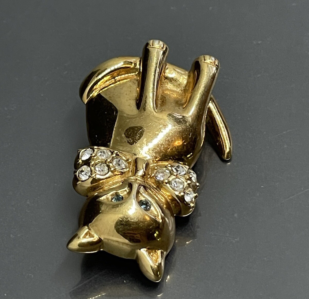 Krementz Gold Plated Metal Facted White Blue Crystal Kitty Cat Brooch Pin 1.35”