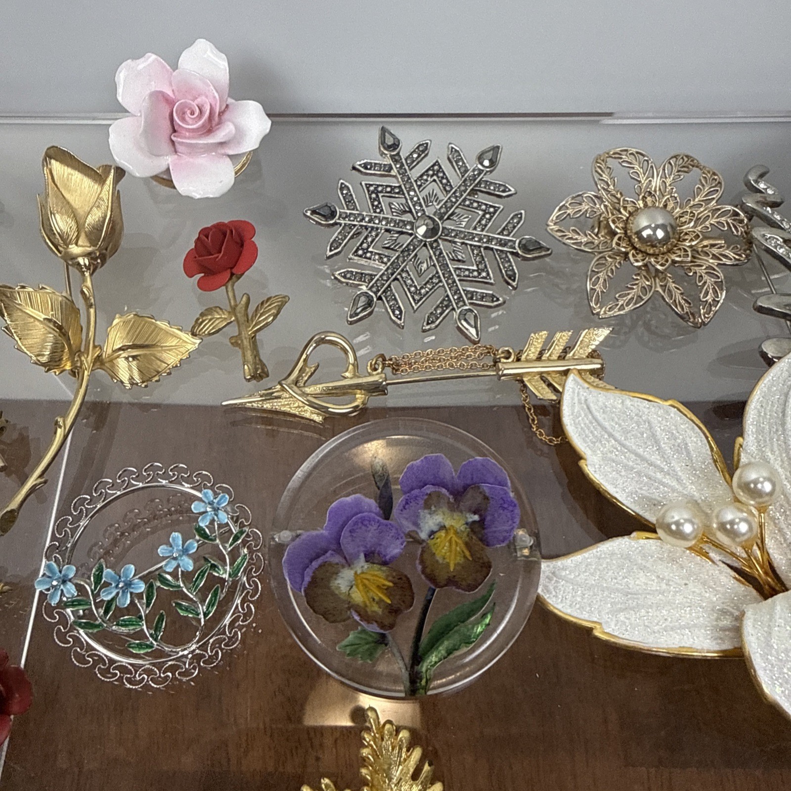 Assorted brooch pin lot. E3