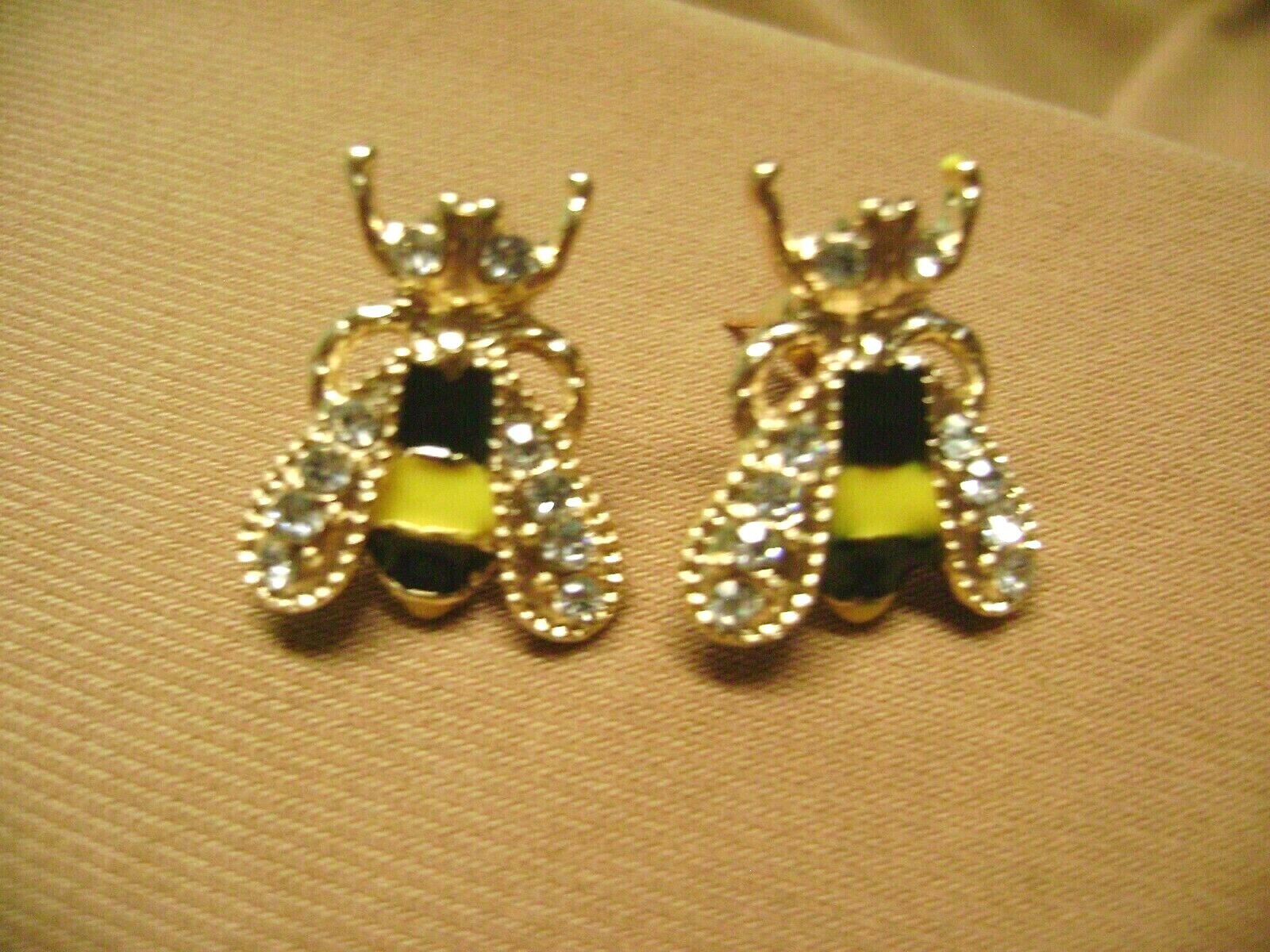 NWOT- CUTE YELLOW BLACK ENAMEL “BEE” CRYSTAL GOLD TONE POST PIERCED EARRINGS