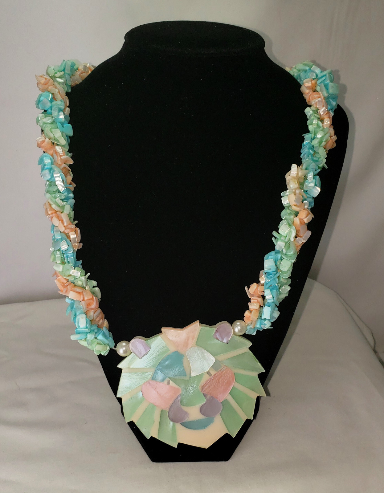 Vtg 1980’s Lion Head Inlaid Mother of Pearl Necklace 24″ + Matching Earrings