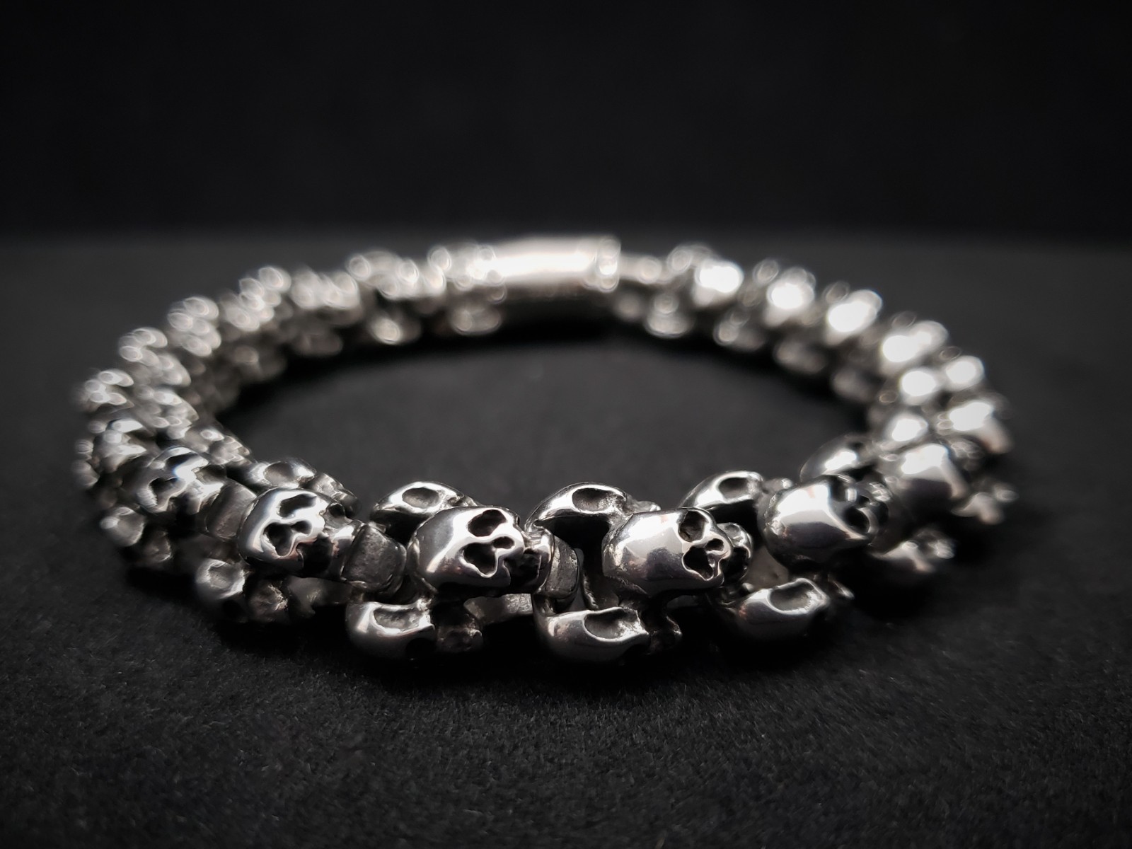 Polished Stainless Steel Silver Skull Bracelet w/Metal Gift Box – BLACKSTATIC