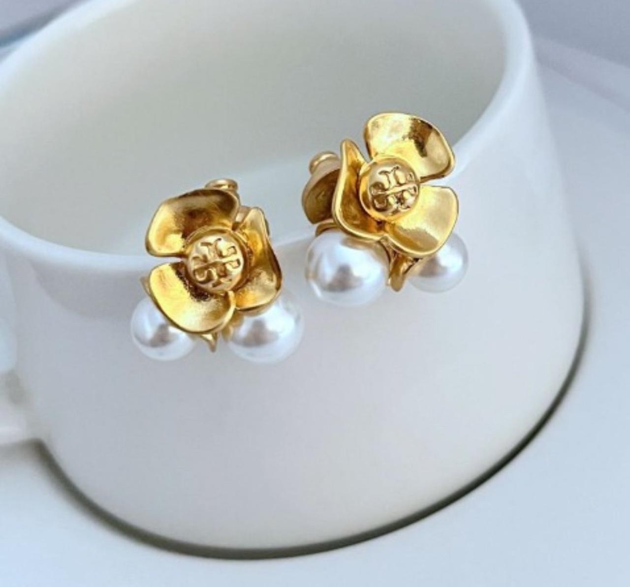 New Tory Pearl & Flower Gold Earrings with Jewelry Pouch Size:2.2*0.8cm