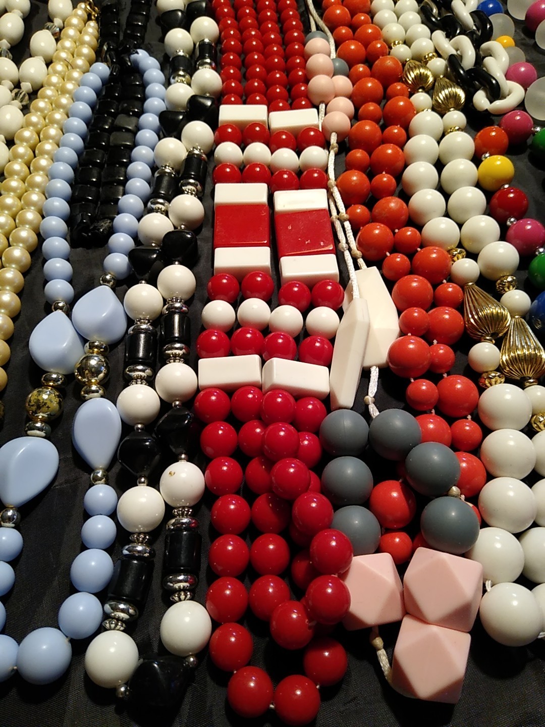Necklaces Lot of 18 Beaded Chunky Bold 80’s Red Black Multicolor Bright (L303)