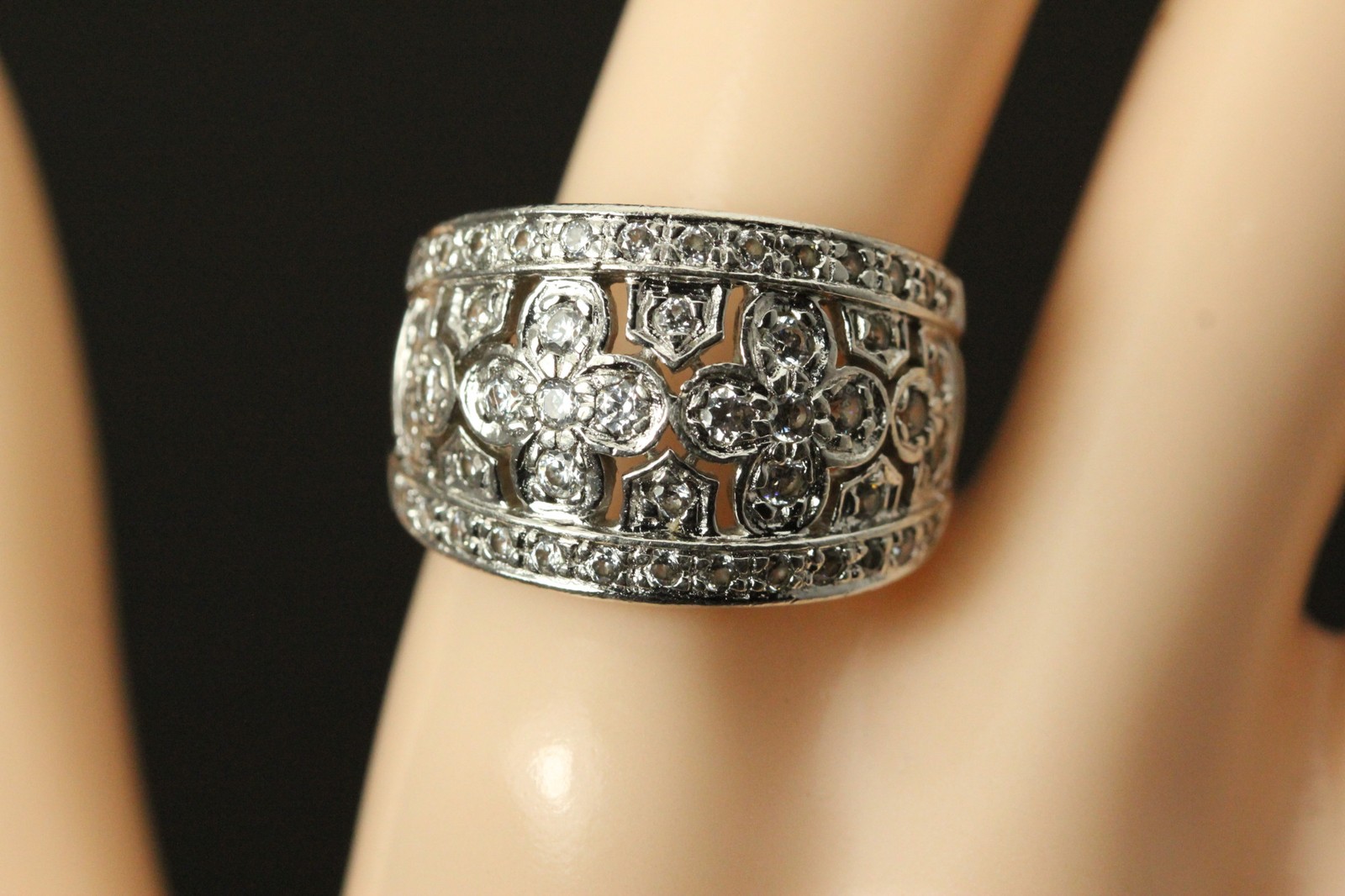 925 Sterling Silver Size 8.25 Ring White Stones in Flower Cutouts 6.8g (RIN9465)