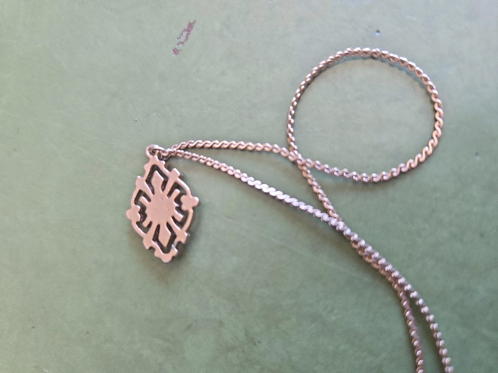 VTG “1928” Pendant & 18″ Chain Necklace Jewelry Flower Rose Gold & Silver Tone
