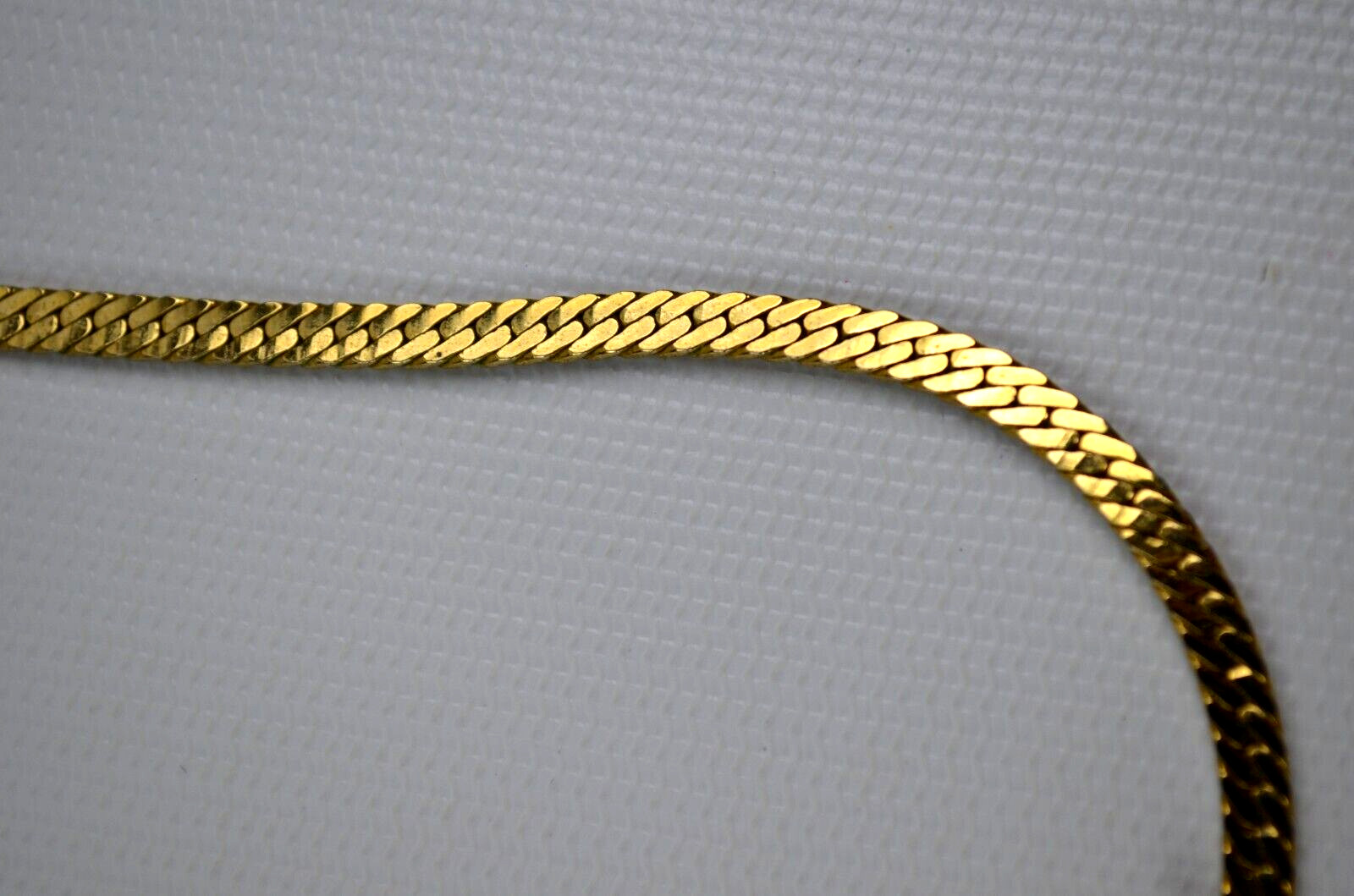 Vtg Gold Tone Herringbone CHOKER Necklace w/ Cream Enamel Pointed Pendant 16″