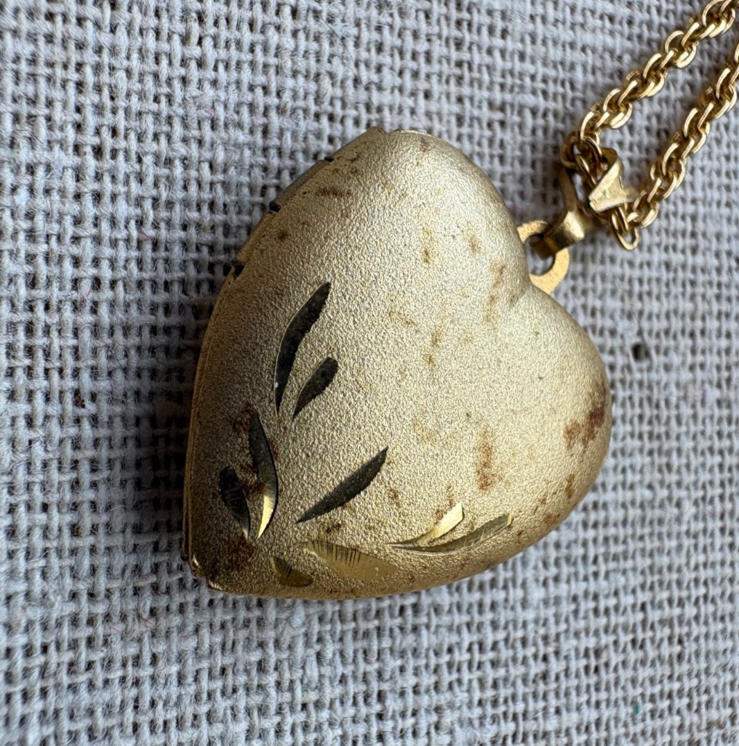 GOLD COLOR LOCKET PENDENT