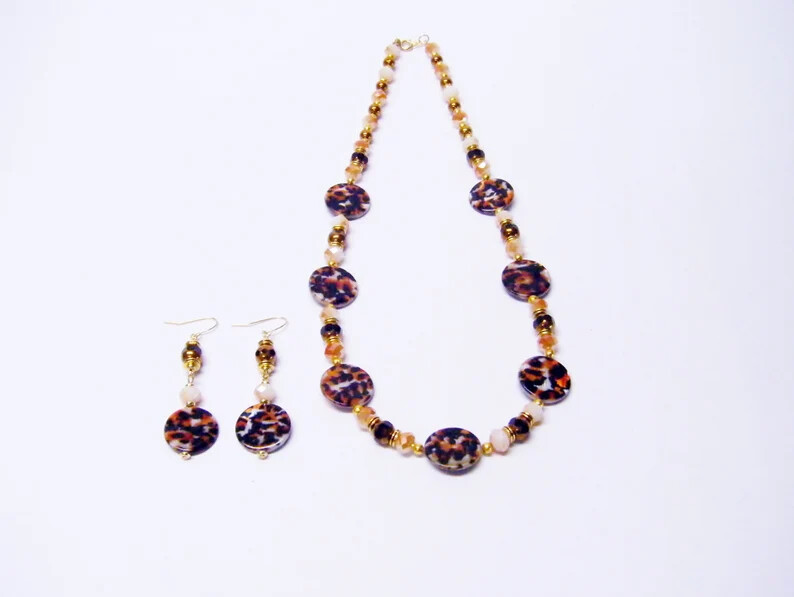 Black/Orange/White Cheetah Print Pattern Shell w/Gold/Brown Faceted Bead N/B/E