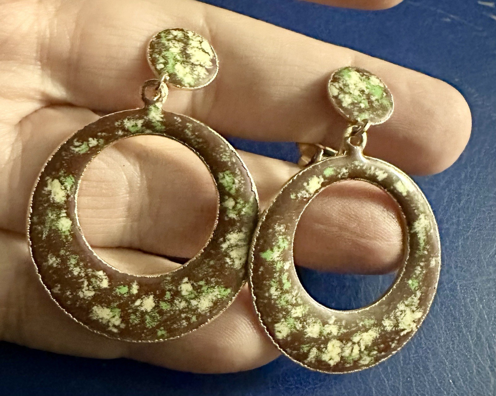 Vintage Brown/Green/ivory Speckled ENAMEL 1960s clip-on Dangle HOOP Earrings