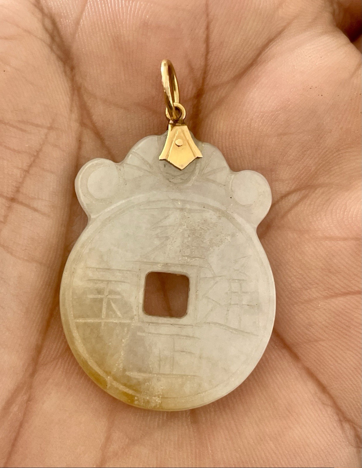 18Kt Yellow Gold Jade Pendant (E85)