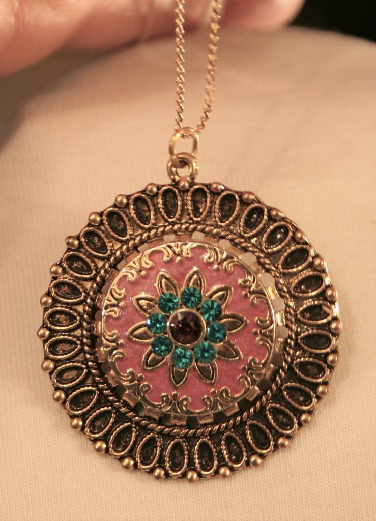 Lovely Ruffled Rim Pinkish Violet Rhinetone Blue Flower Goldtne Pendant Necklace