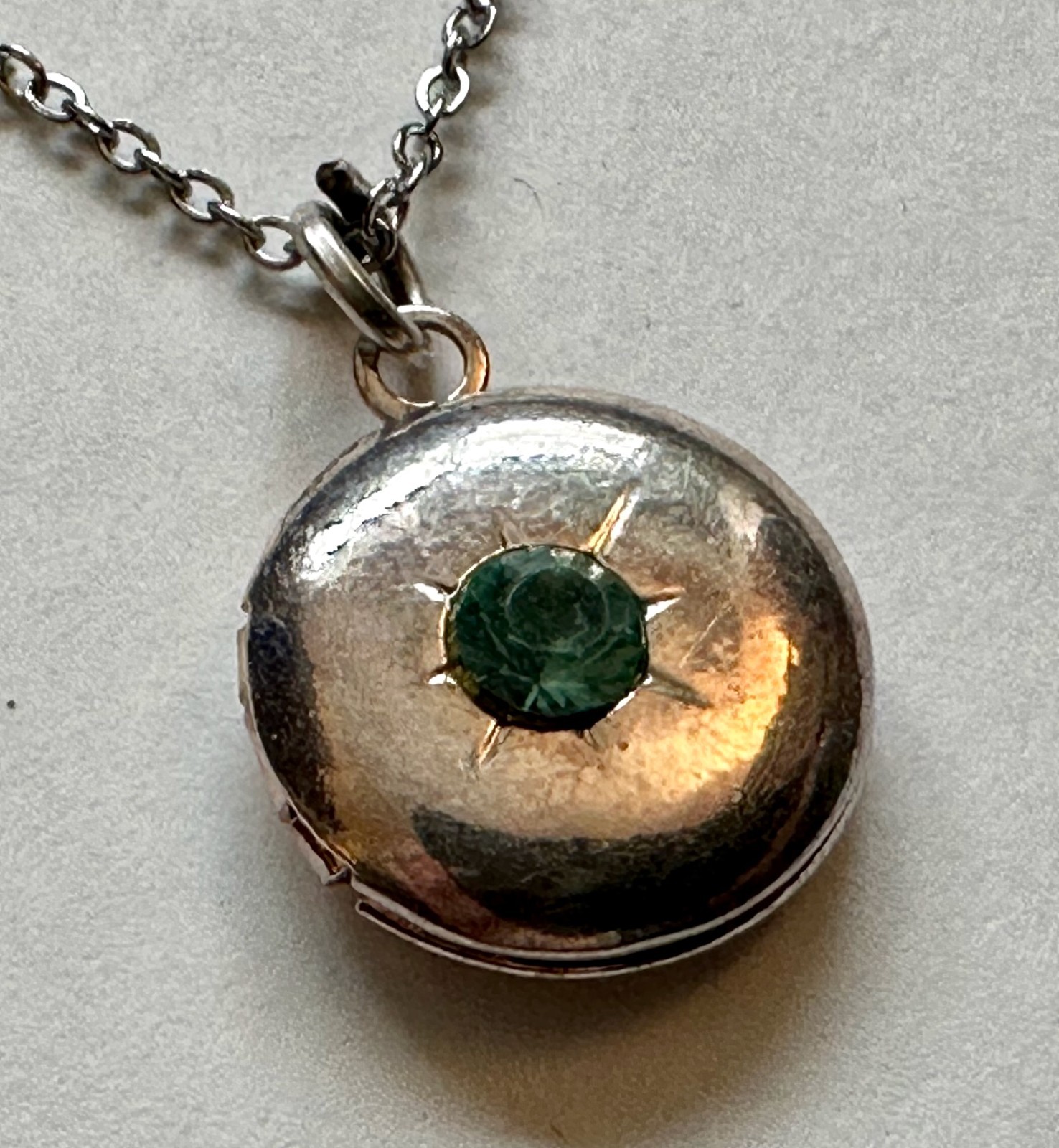 LOCKET ROUND SILVER TONE METAL W BLUE CRYSTAL PENDANT 5/8 OF 1″ NECKLACE 18″