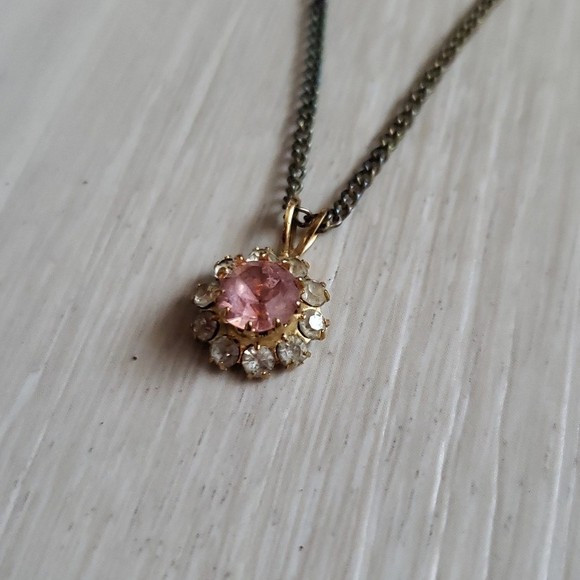 Fashion necklace Austrian crystal flower pendant in gold setting
