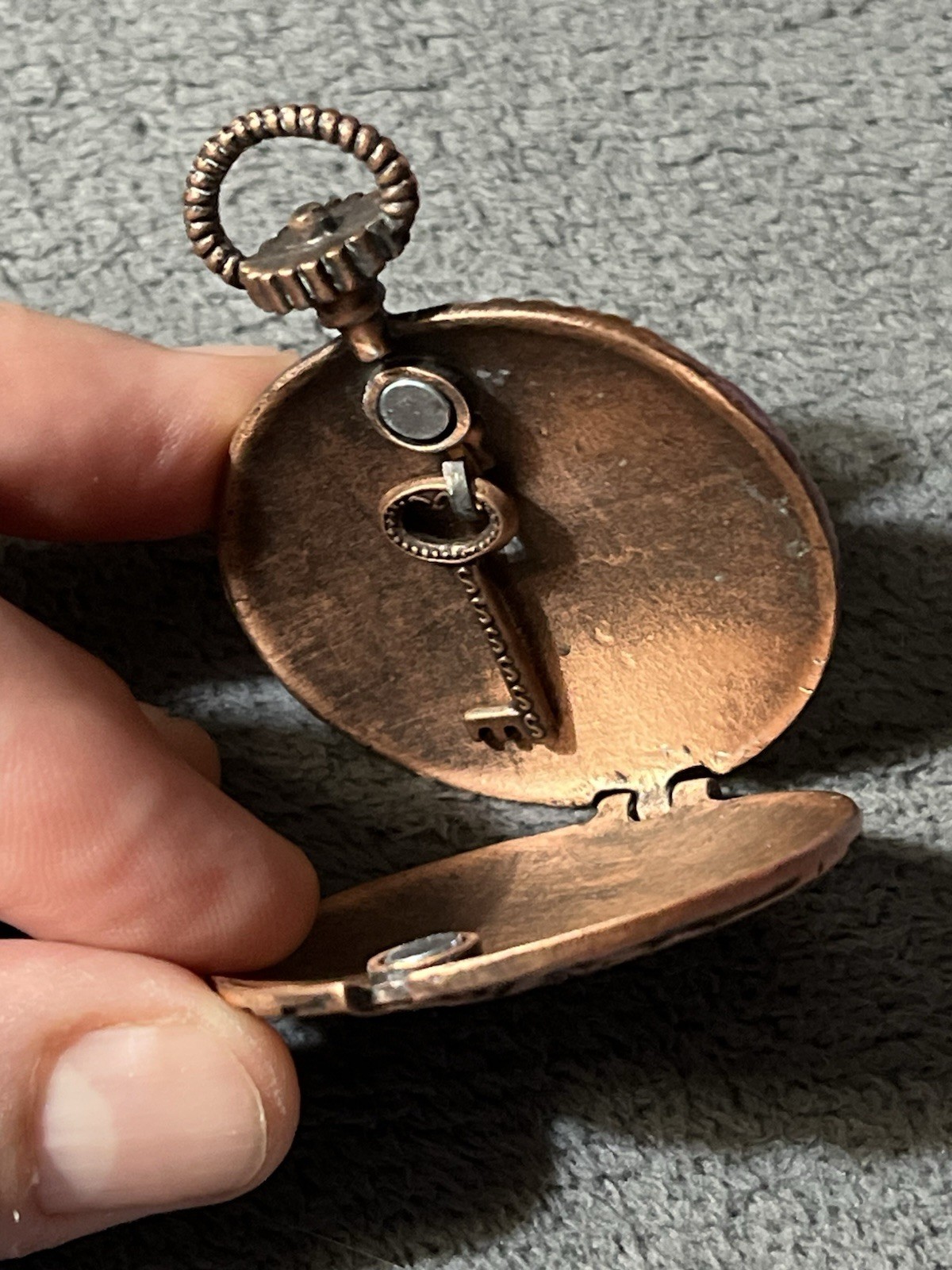 False Pocket Watch With Key Inside Magnetic Copper Pendant 2″ 41.15 g