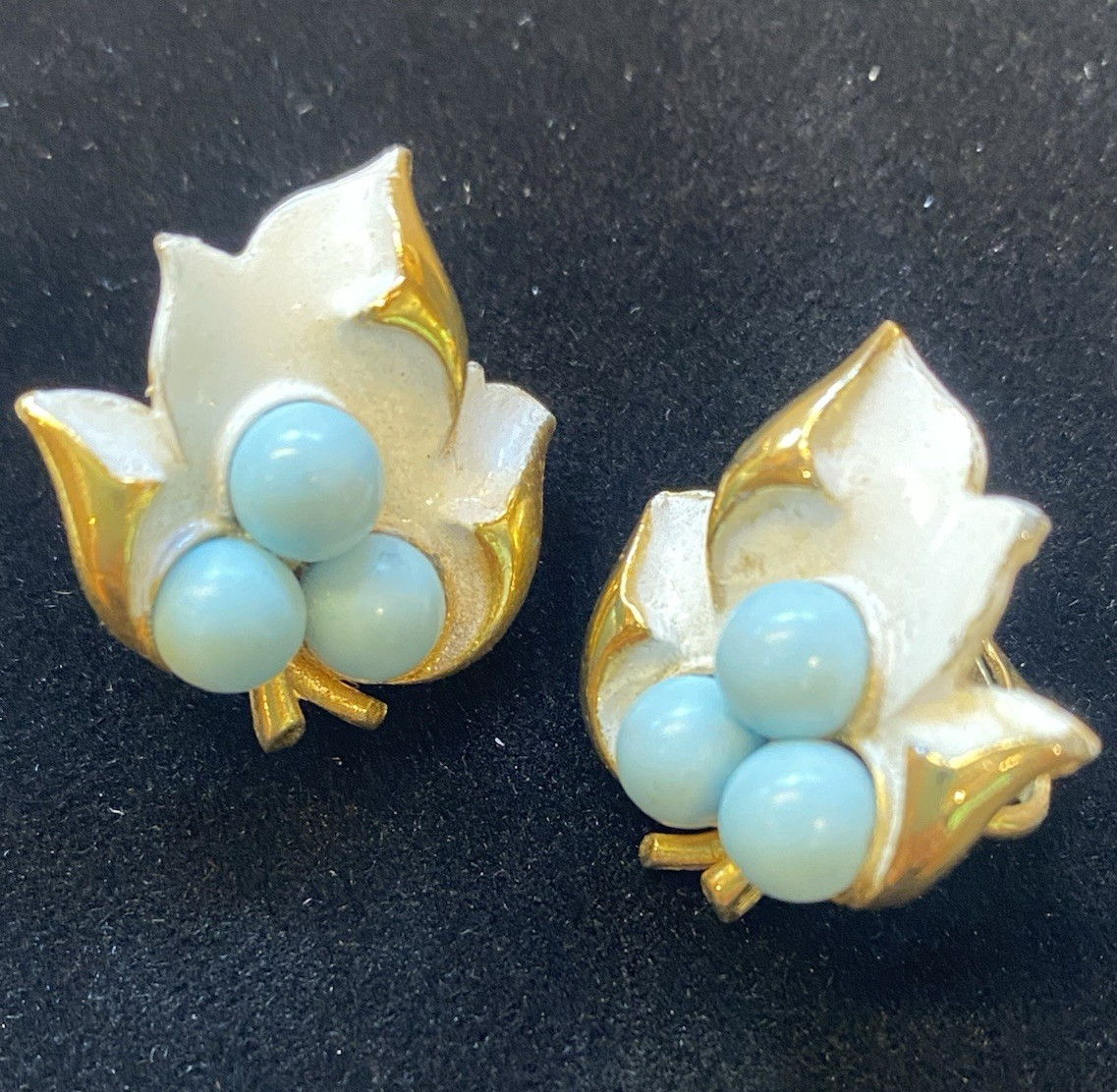 Vintage 1967 Sarah Coventry Placid Beauty Earrings.