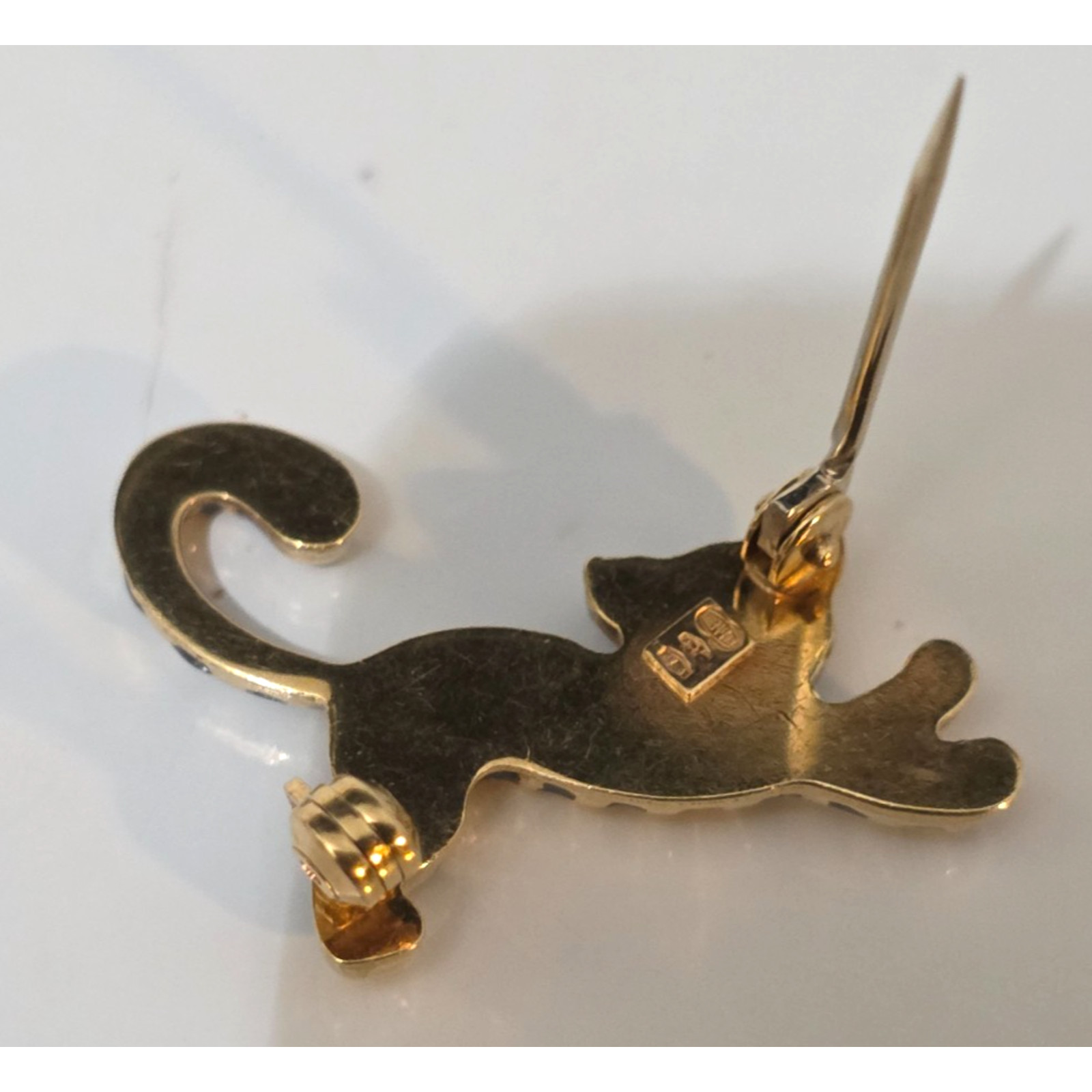 Vintage UNO-A-ERRE 18k 750 Gold 1 1/8″ Striped Cat with Green Eyes Unoaerre 3 gr