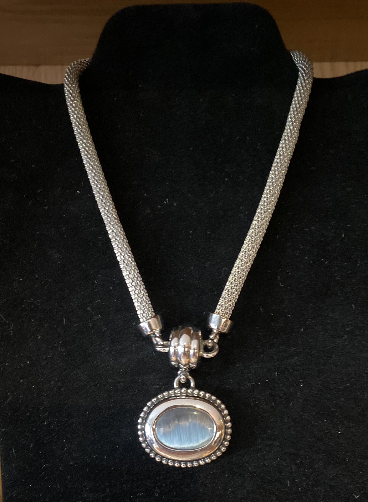 Sleek & Sophisicated 15” Silver Tone Choker Pendant Necklace Front Snap Closure