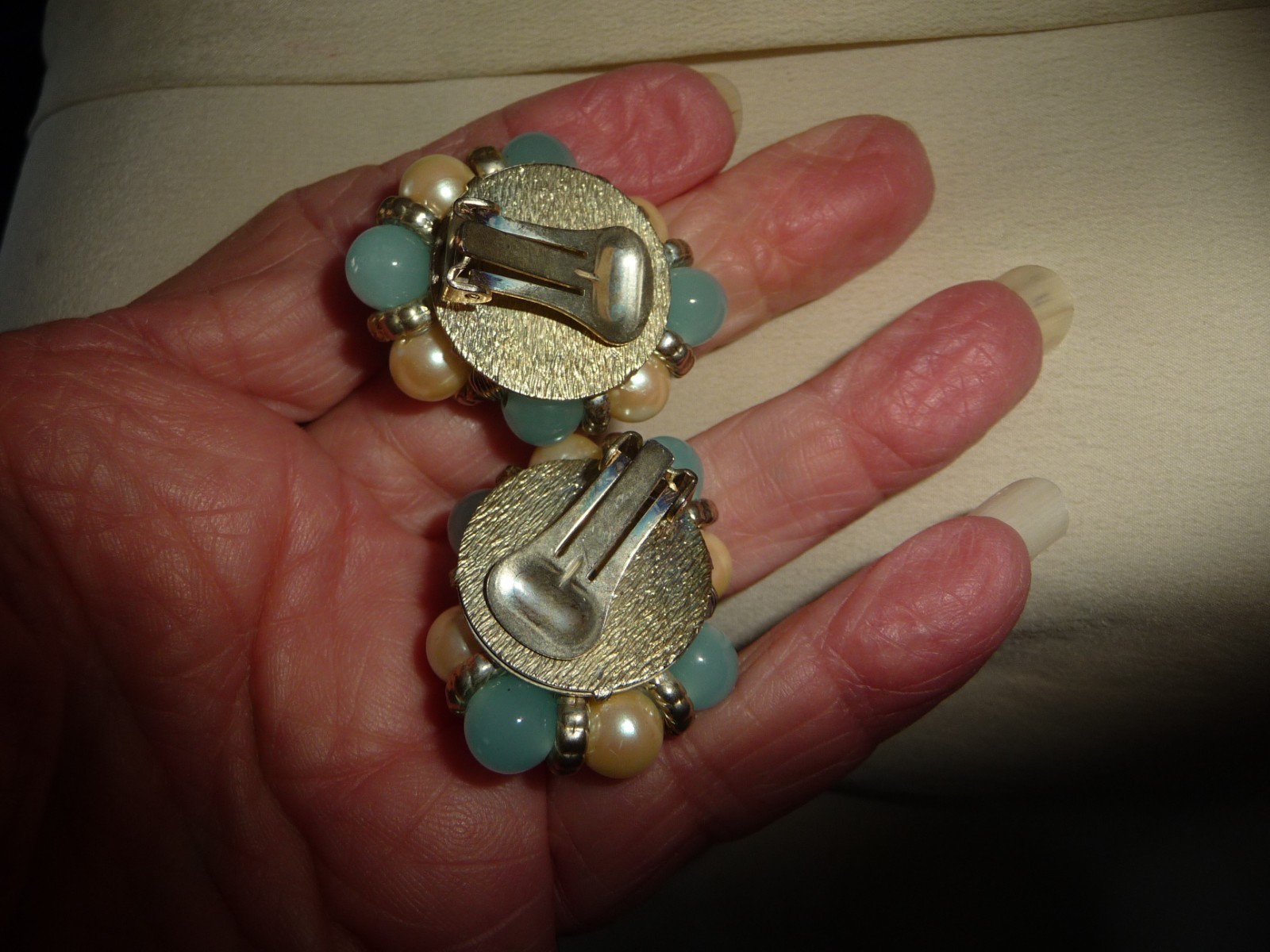 VTG SET FAUX PEARLS & BLUE BEADS W CLIP ON EARRINGS & NECKLACE #31/26