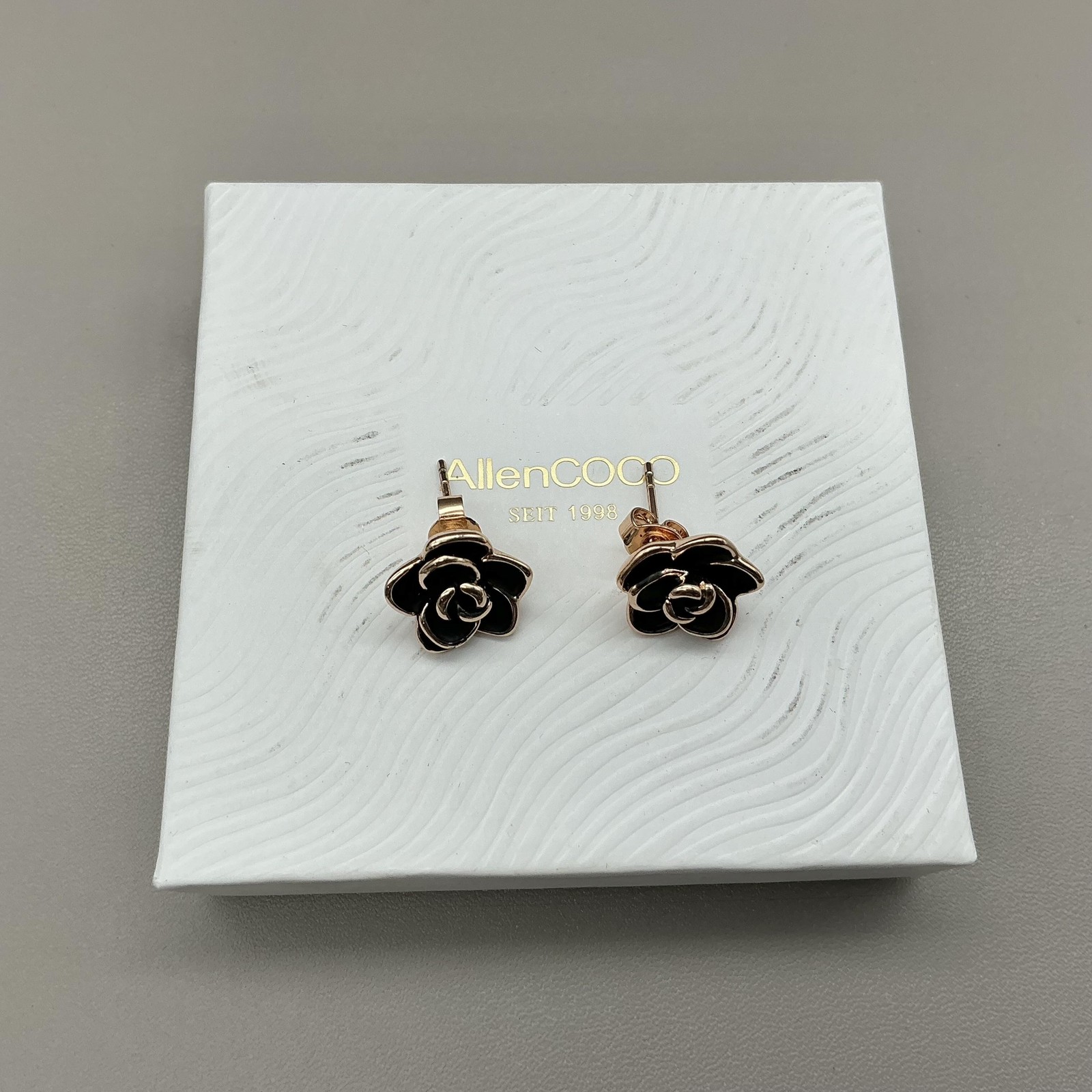 AllenCOCO Earrings Black Enamel Flower Stud Womens Gold Tone Jewelry 1/2 Inch