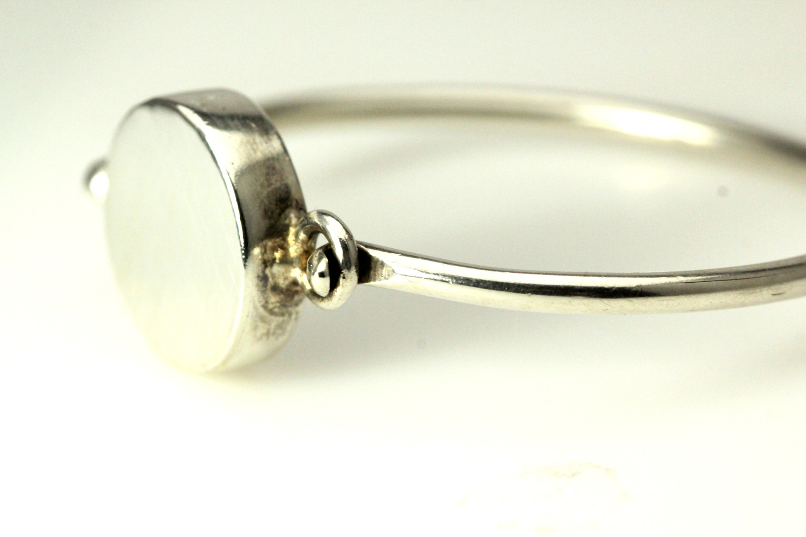 Engravable sterling silver bangle, faint engraving visible 13.6 grams (BR3724)