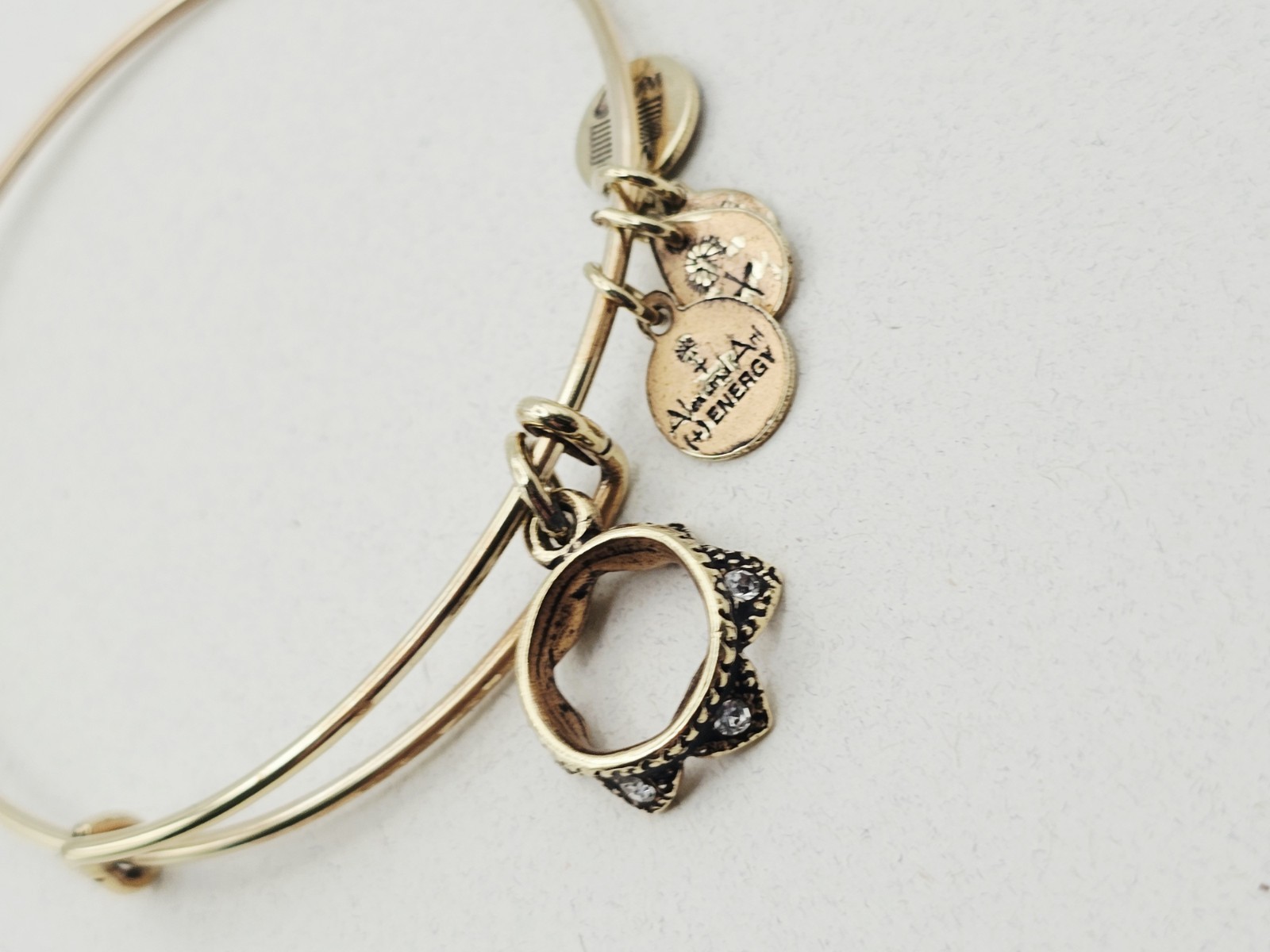 Alex & Ani Queens Crown Empowerment Gold & Crystal Charm Bangle Bracelet ✨️ 💖