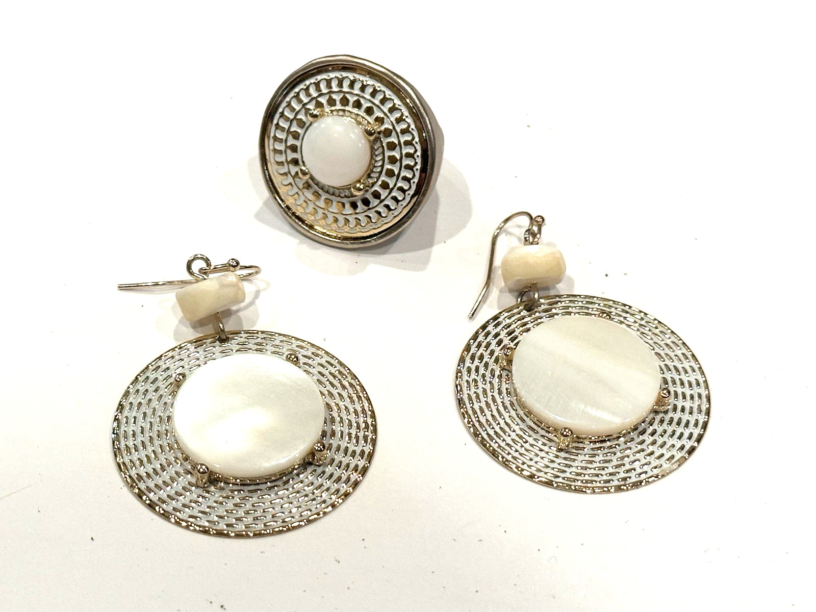 MOTHER OF PEARL WHITE ENAMEL GOLD HAMMERED SILVER RING Size 8 & EARRINGS SET EUC