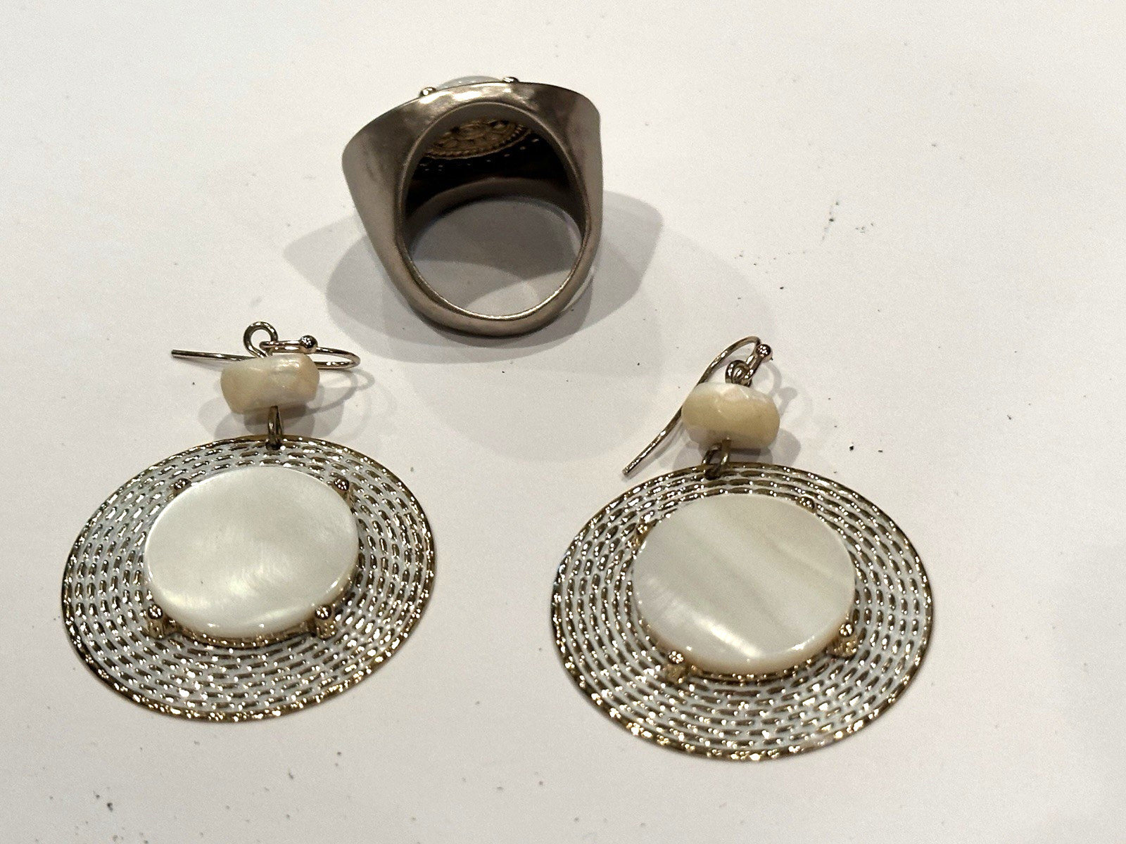 MOTHER OF PEARL WHITE ENAMEL GOLD HAMMERED SILVER RING Size 8 & EARRINGS SET EUC
