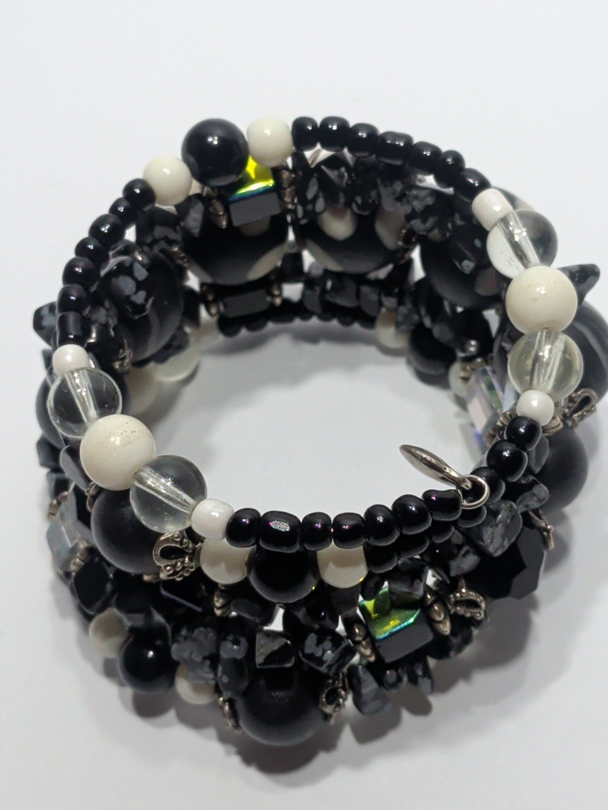 ✨Fashion✨Hand Crafted BLACK and WHITE Memory Wire Wrap BRACELET Glass BEAD Beach