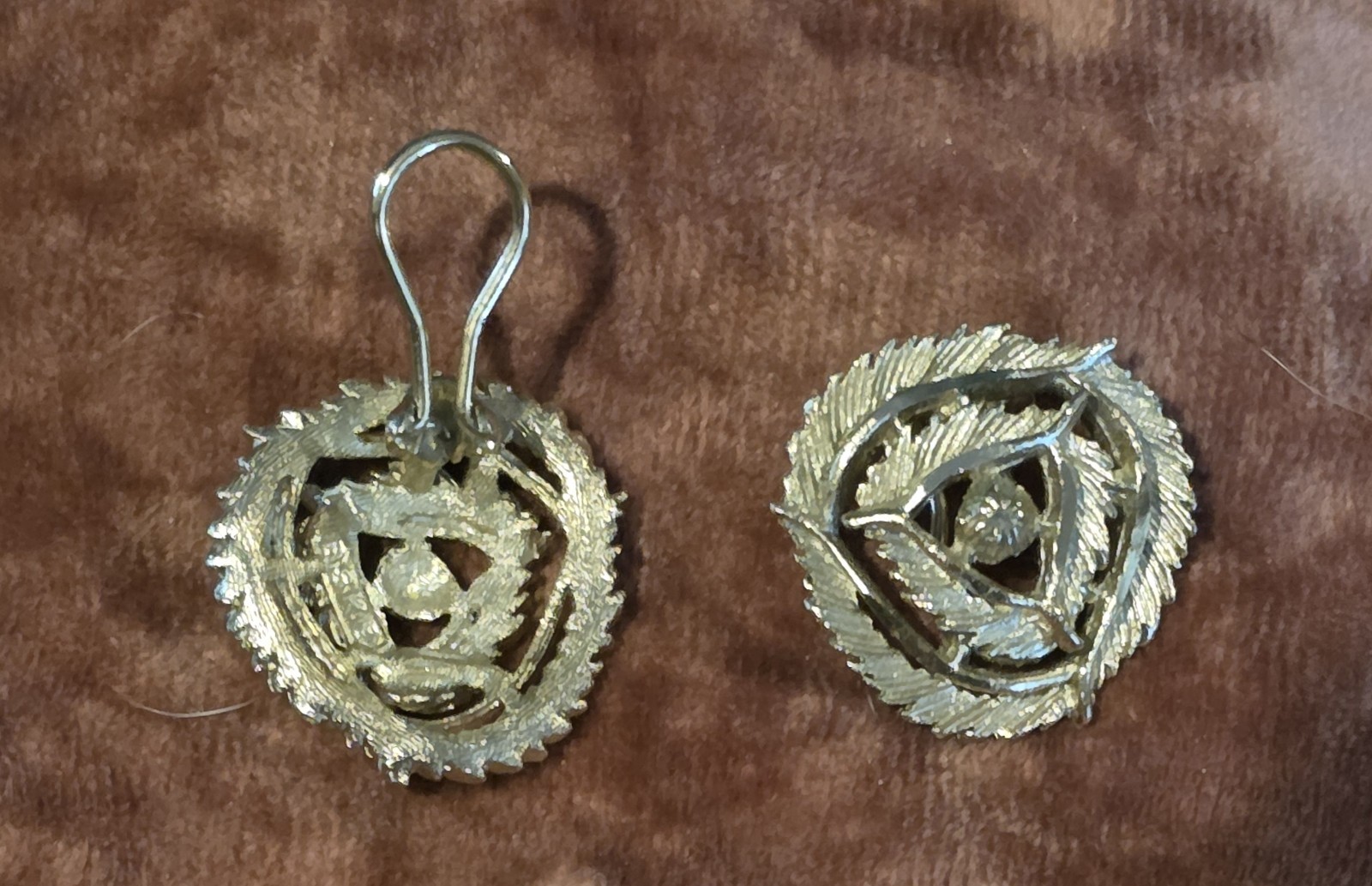 BSK Gold Tone Round Clip-On Feather Wreath Earrings Signed No Stone Metal