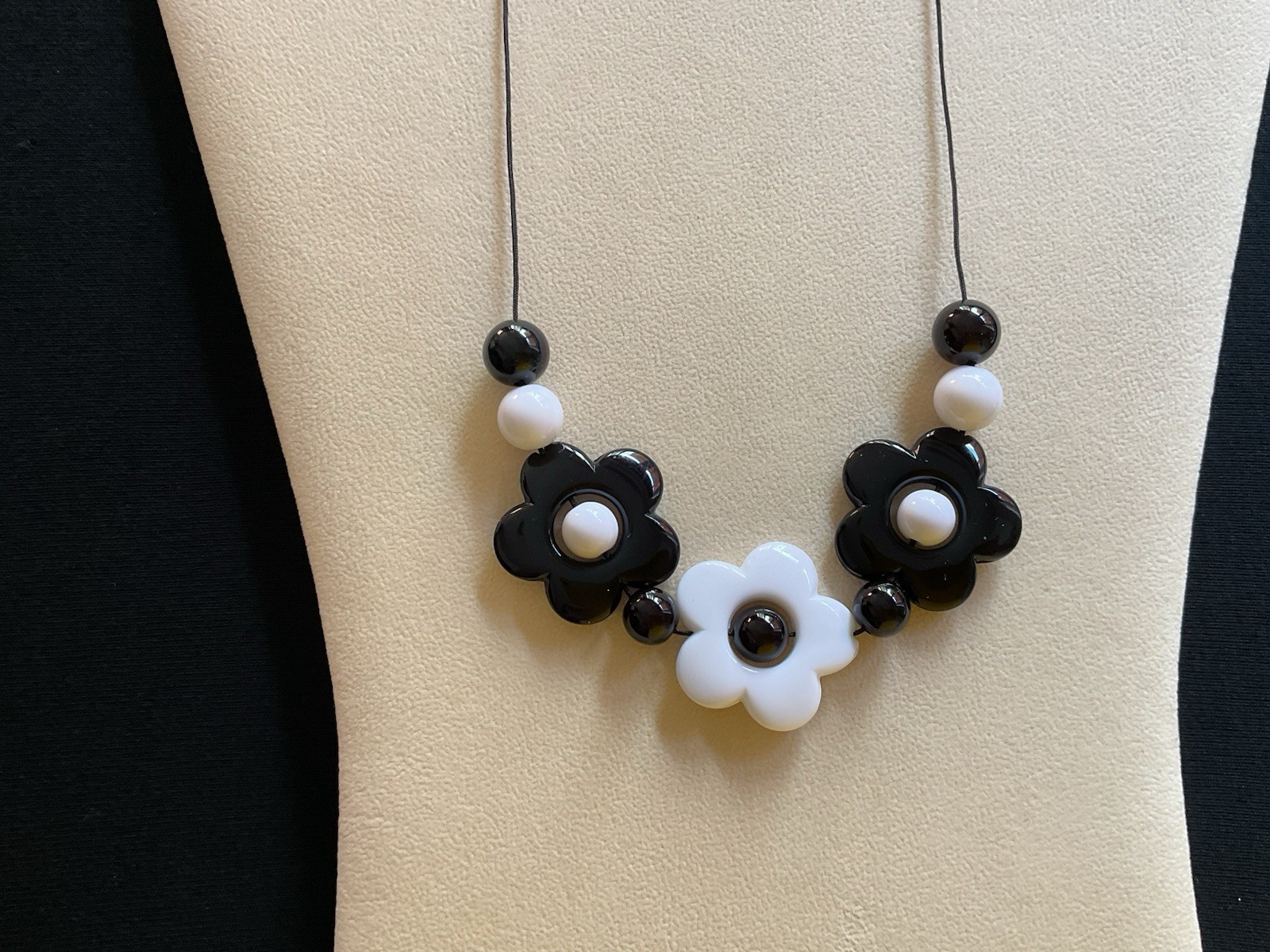 Black And White Flowers Beads 60’s Style Adjustable Necklace