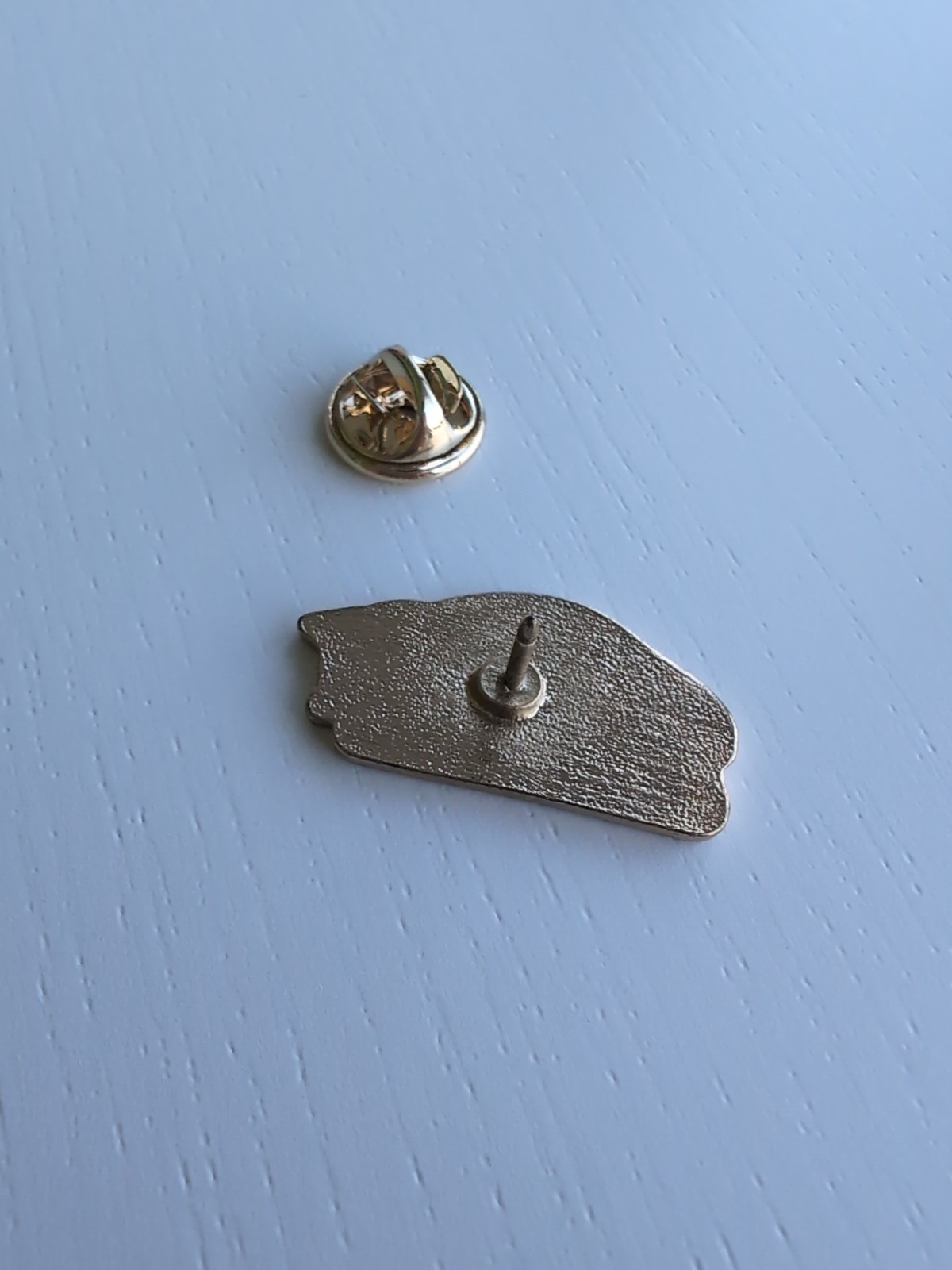 Unbranded Brooch Pin Pottering Cat Sleeping Over Clock Small Enamel Animal 1″