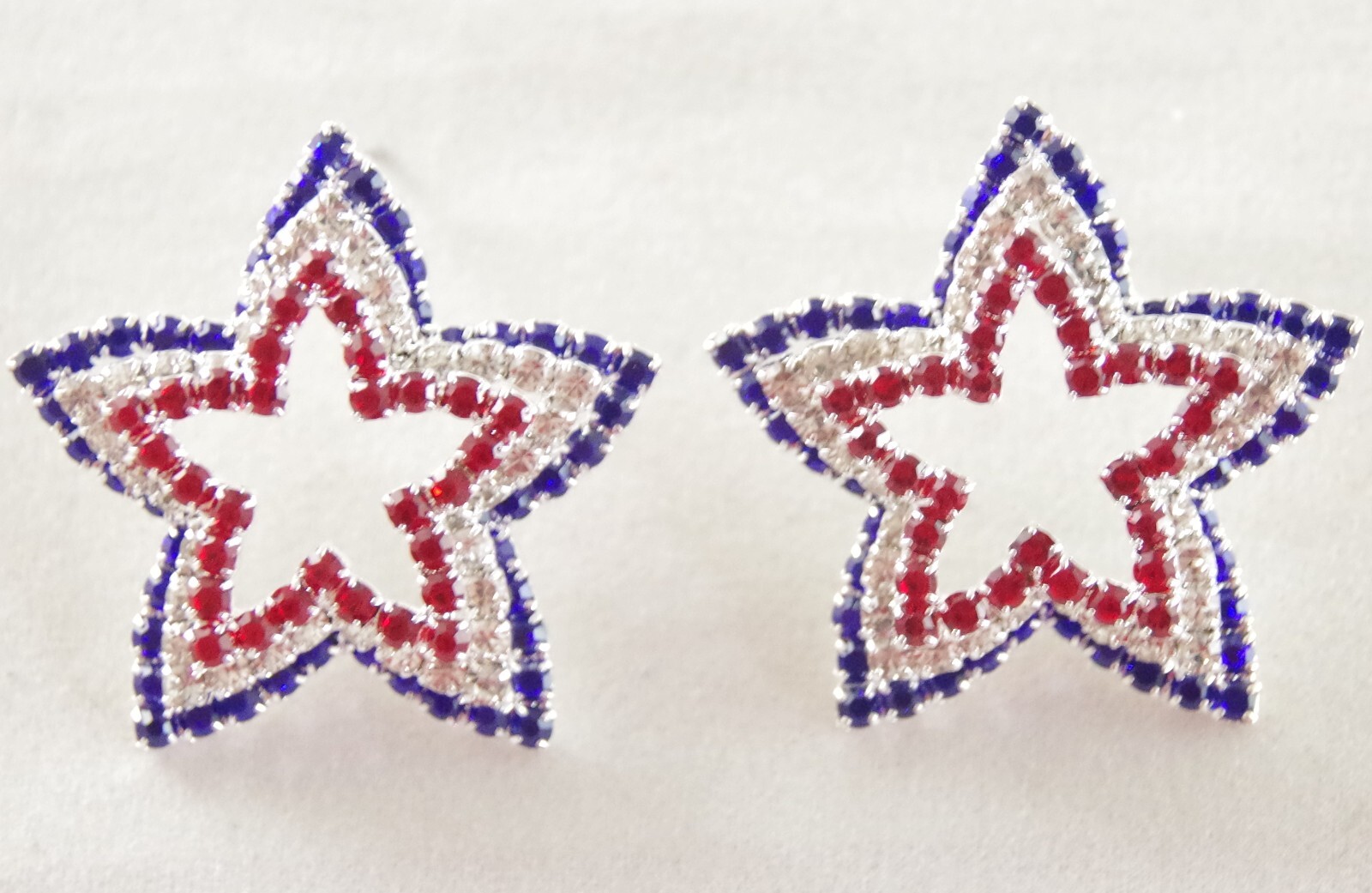 Prong-Set Rhinestones! 1.25″ NEW BETSEY JOHNSON PATRIOTIC TIERED STAR EARRINGS
