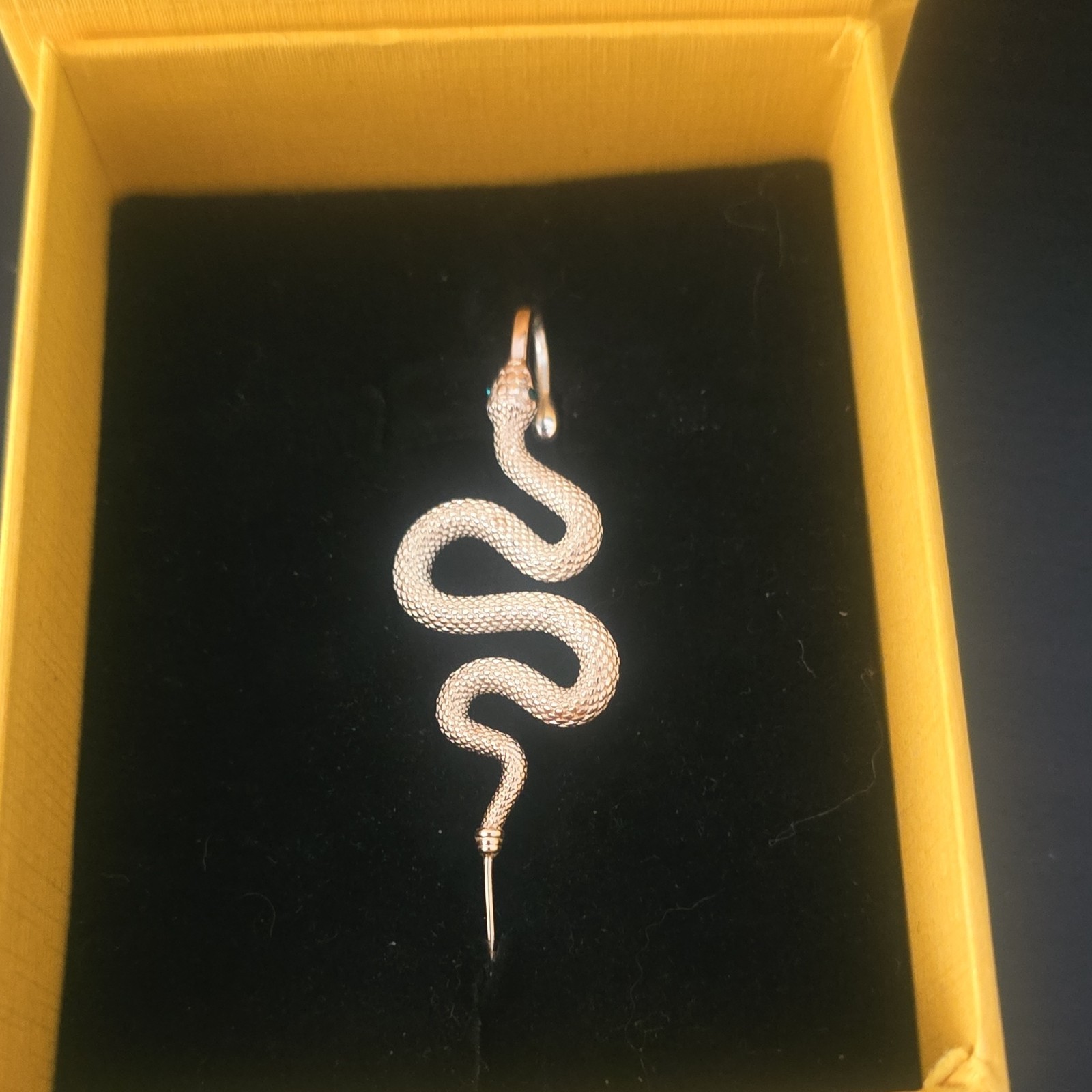 Øreylo Gold Snake Pin Metal Fashion Jewelry Animal Theme Unisex Adults Accessory