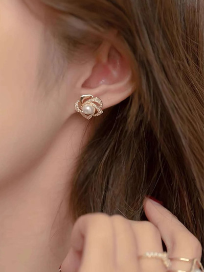 Ladies Gold Flower Pearl Diamonte Stud Earrings (Free Gift Box Included)