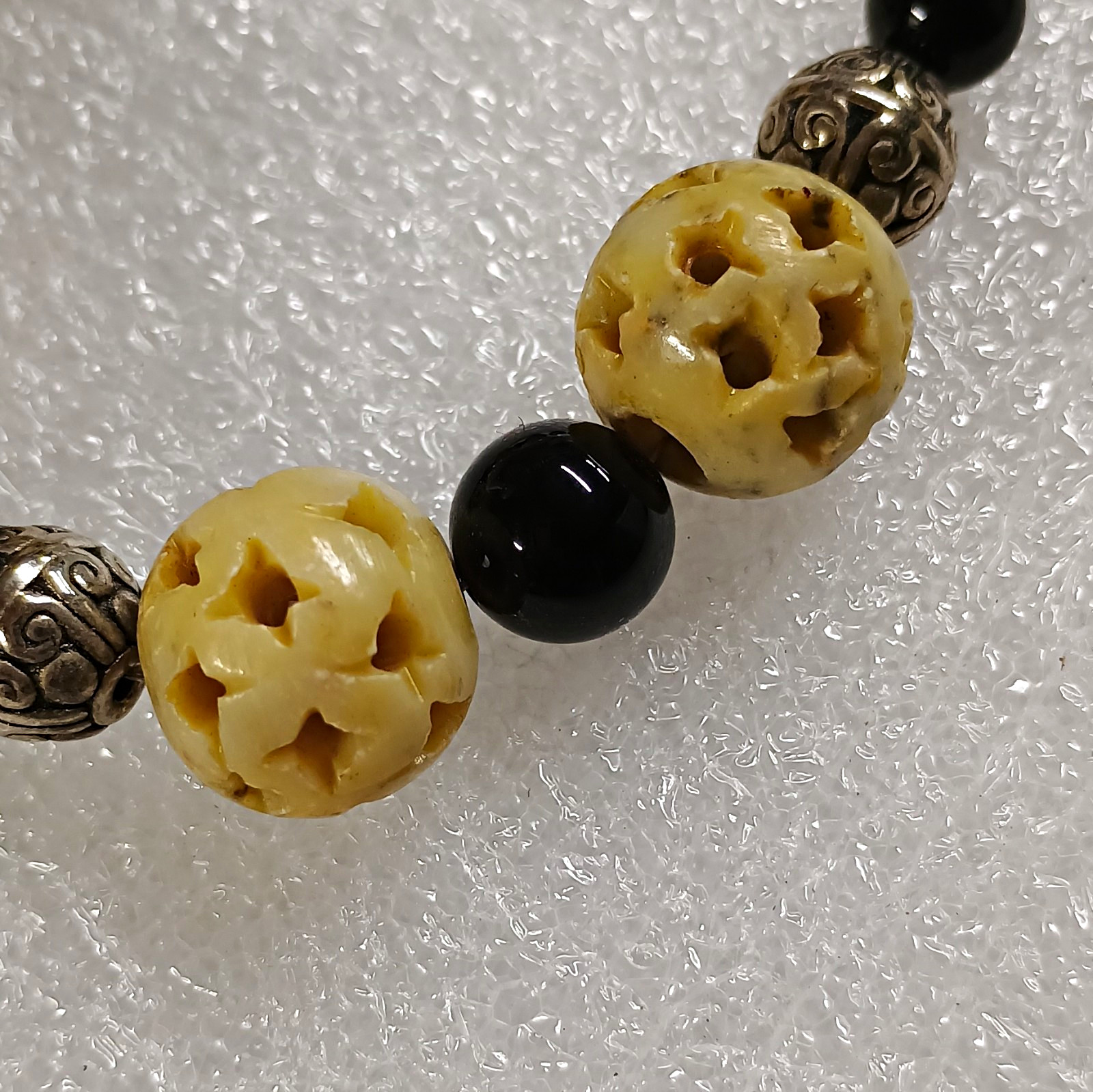 Star Carved Creamy Agate And Black Onyx Beads Silver Tone Clasp bracelet