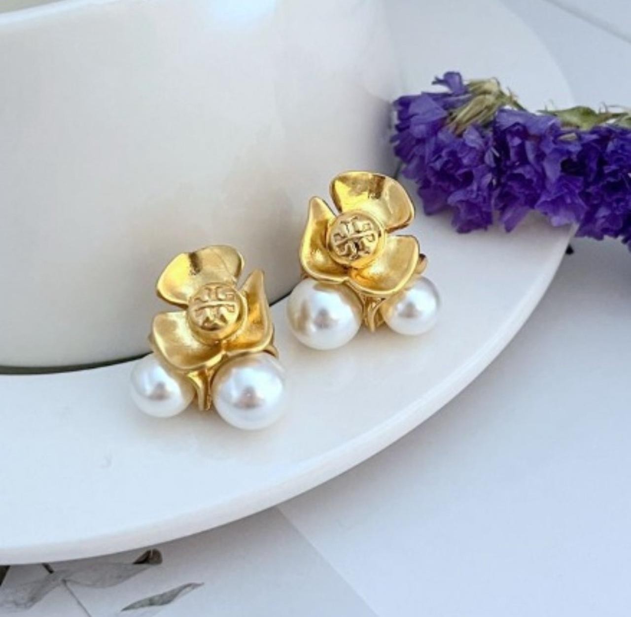 New Tory Pearl & Flower Gold Earrings with Jewelry Pouch Size:2.2*0.8cm