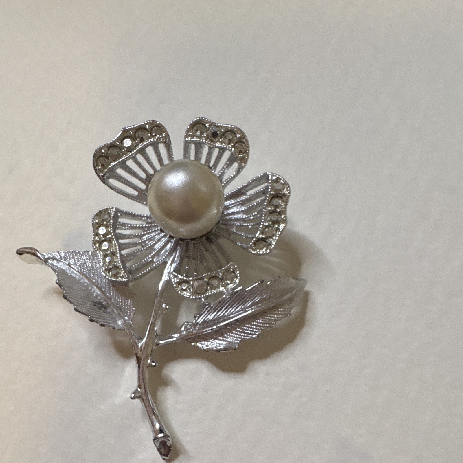 Vntg 1966 Sarah Coventry “Nocturne” Faux Pearl Rhinestone Flower Brooch Pin sign