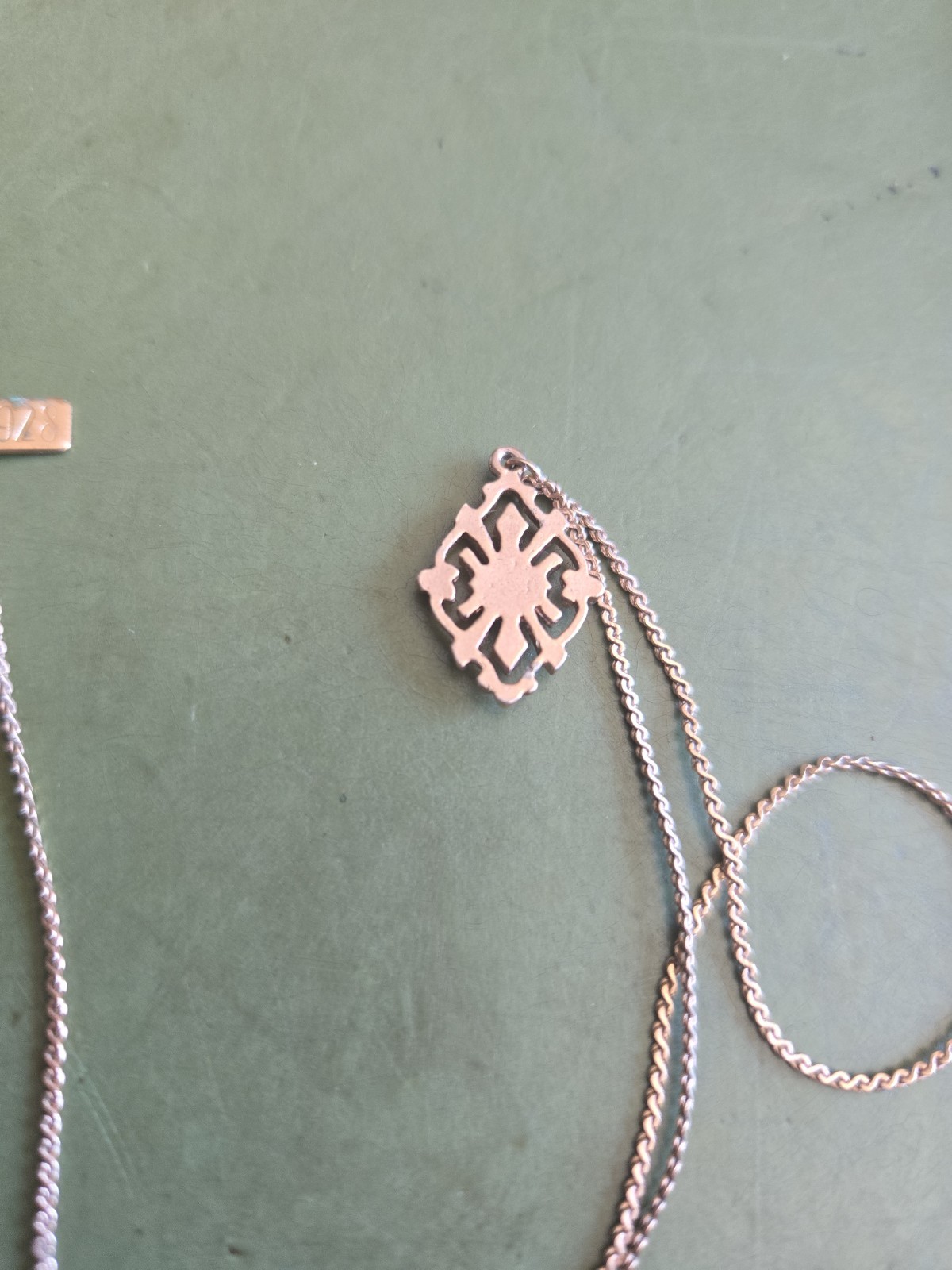VTG “1928” Pendant & 18″ Chain Necklace Jewelry Flower Rose Gold & Silver Tone