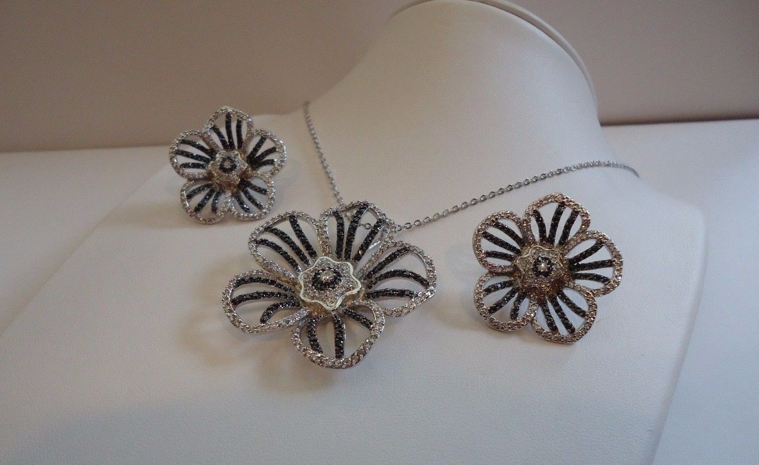 925 STERLING SILVER FLOWER PENDANT NECKLACE & EARRING 11 CT LAB SIMULANT DIAMOND