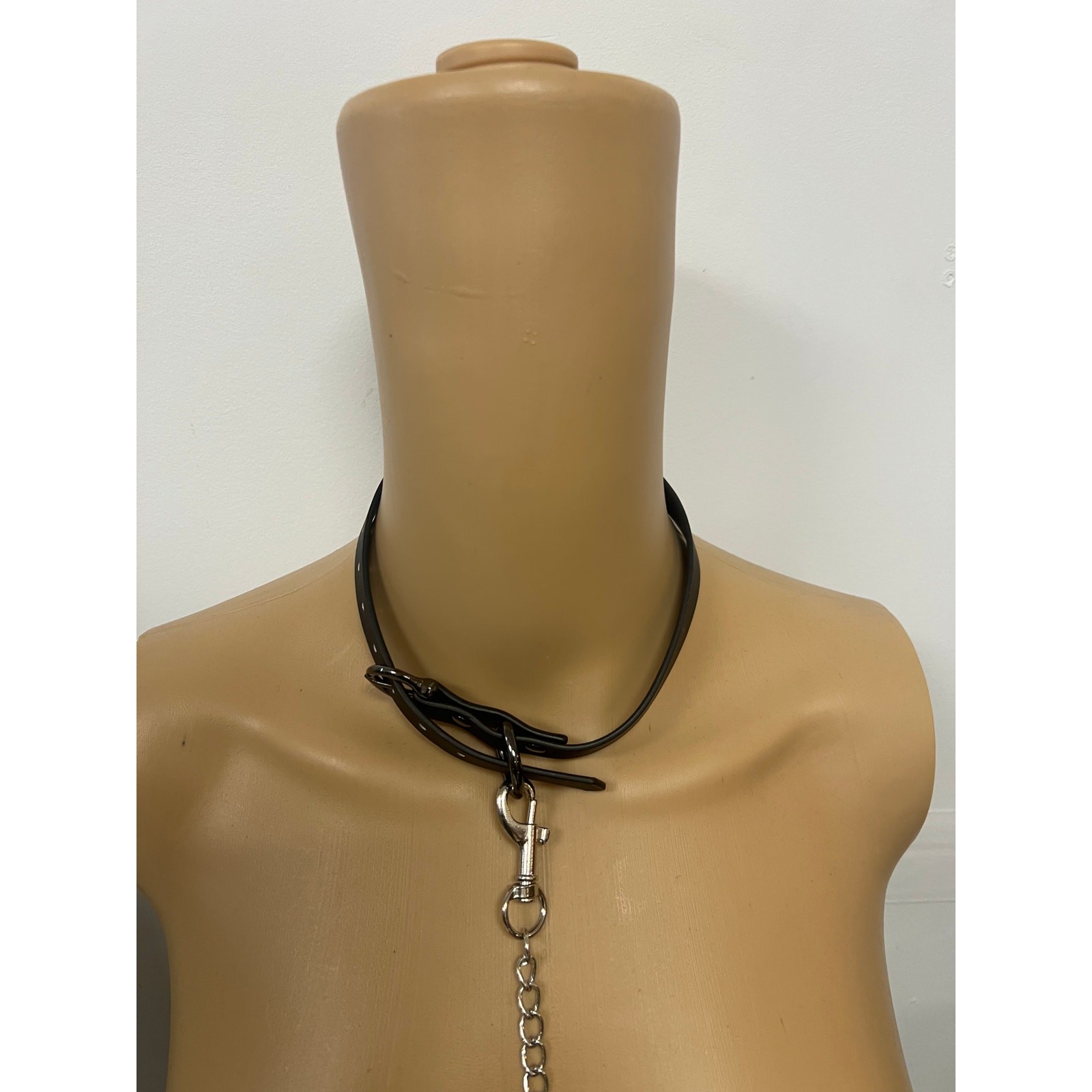 Heat-Sensitive Thermochromic Leather Choker with Leash