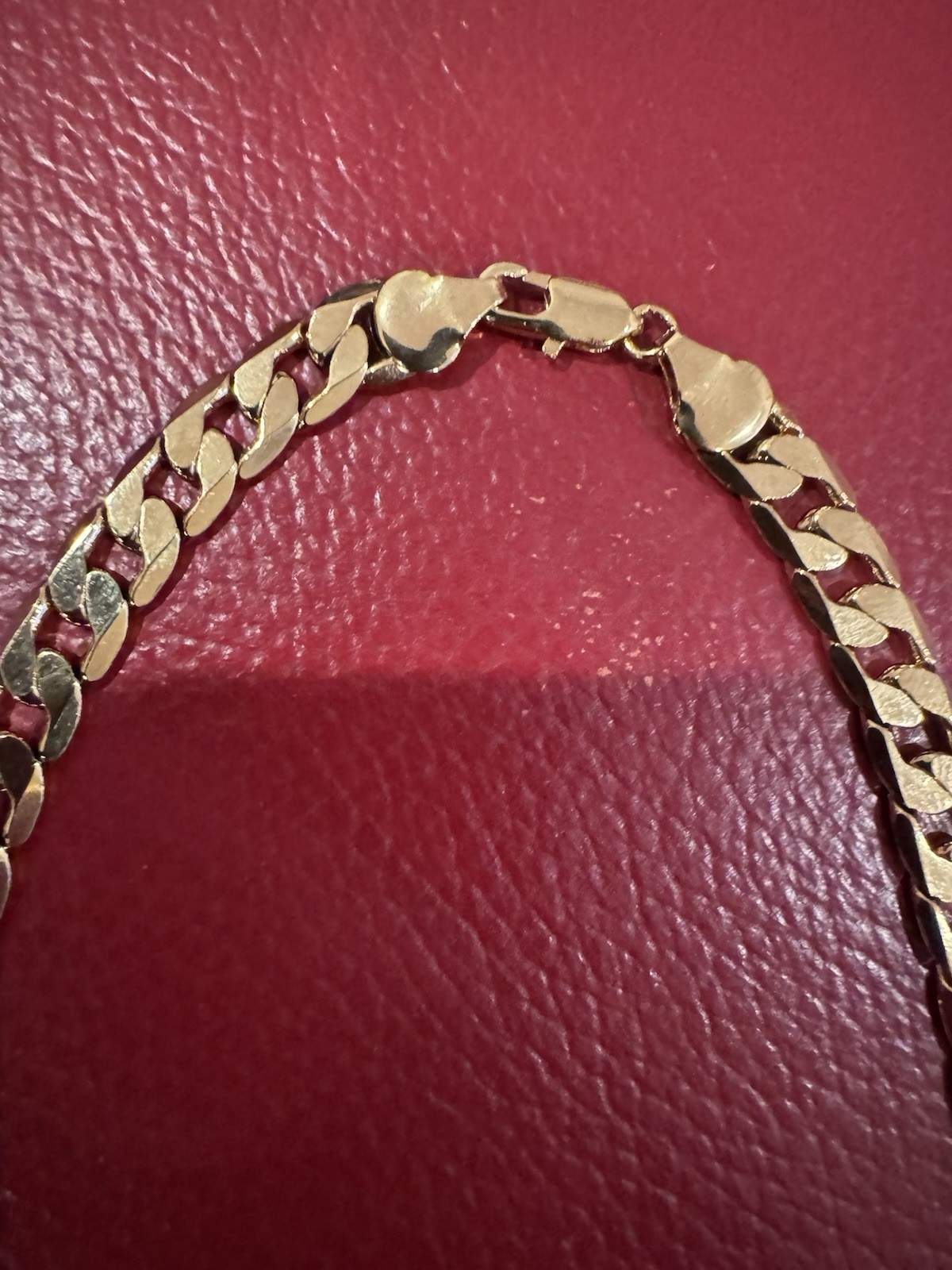 This durable gold-plated chain with smooth edges 17 inches long and 8 mm wide