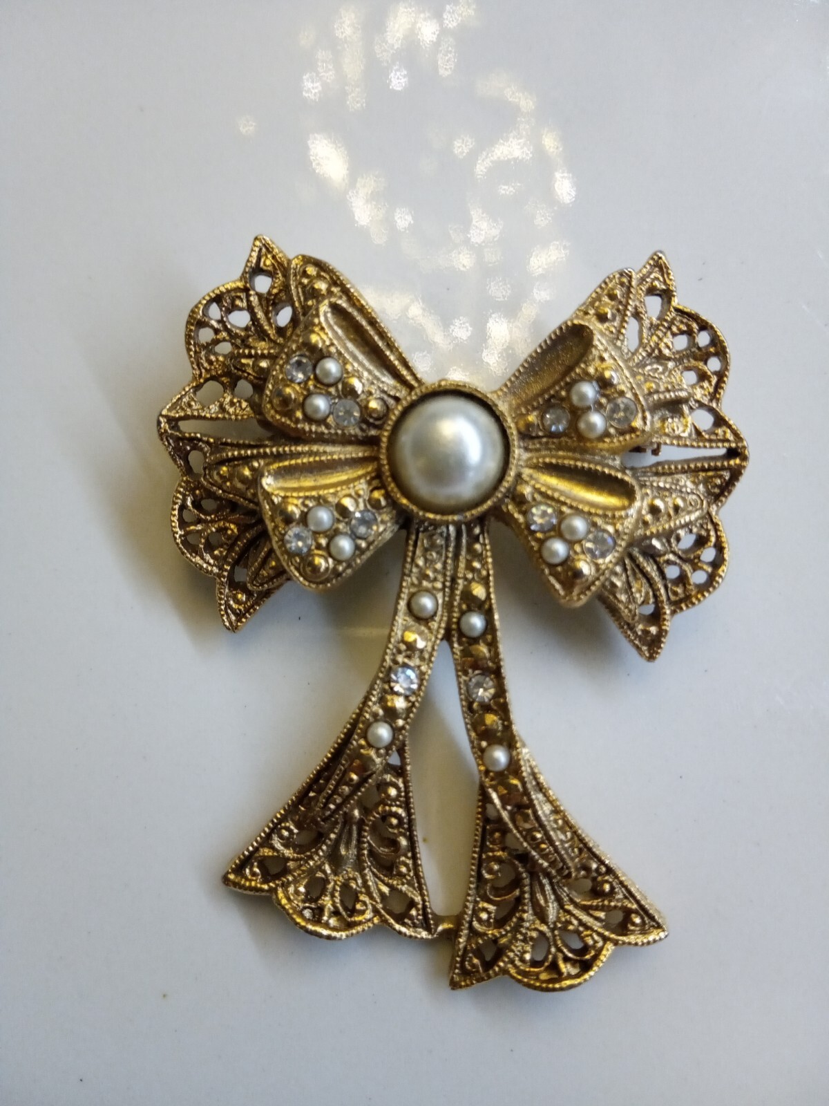 Gold Bow Brooch with Pearl and Diamante stones – 3.5 cm x 4.5 cm approx