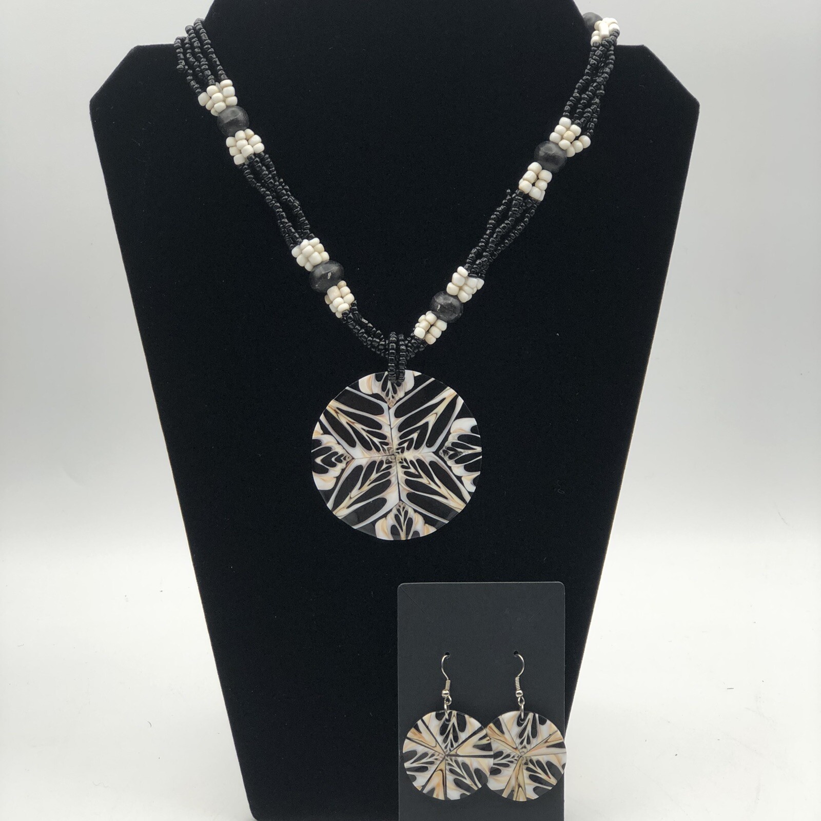 Necklace 16” Black And White Beaded With Shell And Resin 2.5” Pendant & Earrings