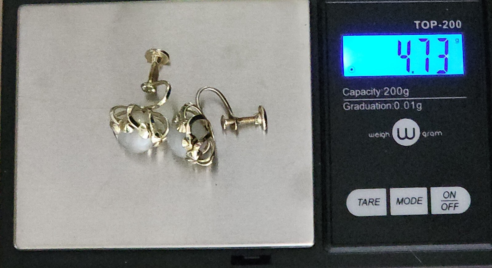 Gold tone moonstone screw back earrings unsigned beauties, 1/2″ wide estate